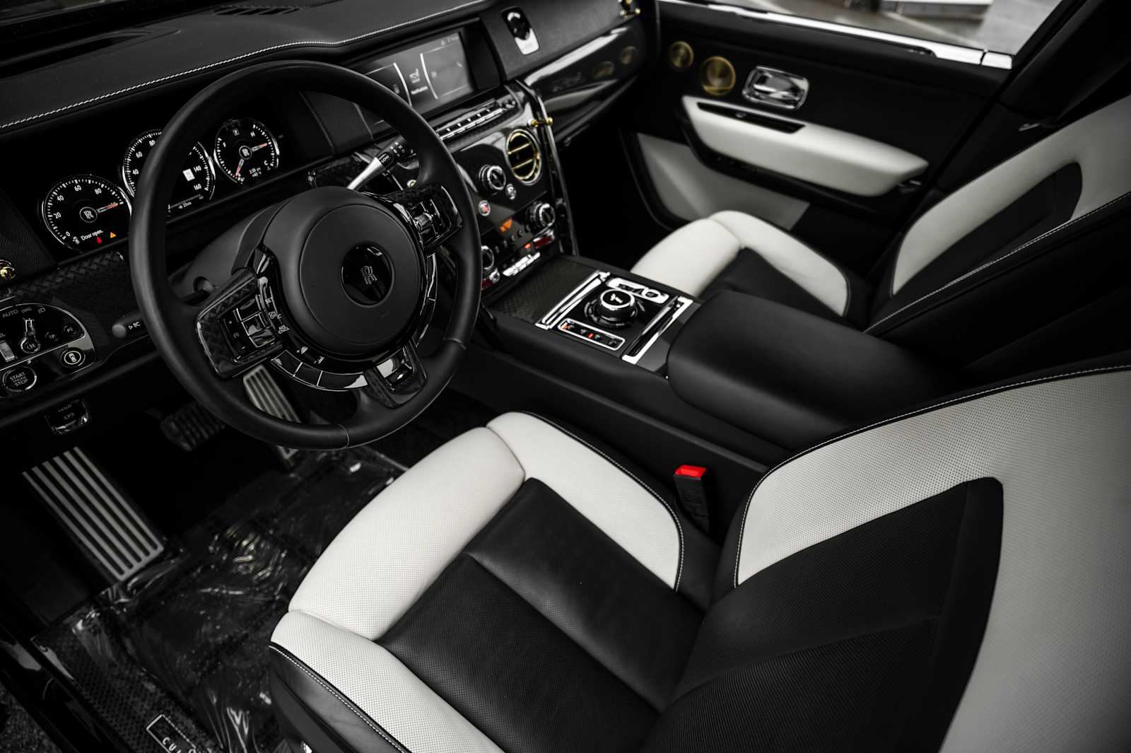 used 2022 Rolls-Royce Cullinan car, priced at $272,500