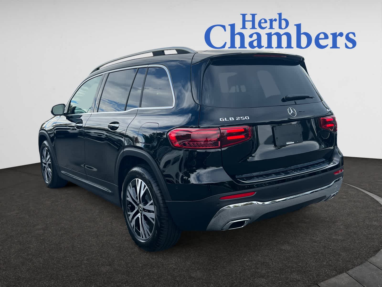 2025 Mercedes Benz GLB 250 4MATIC photo 3