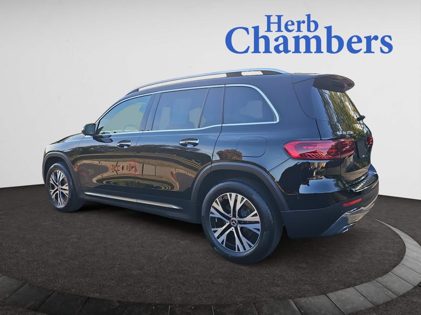 2025 Mercedes Benz GLB 250 4MATIC photo 3