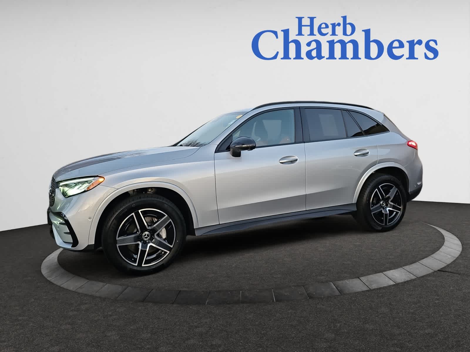 2025 Mercedes Benz GLC 300 4MATIC photo 4