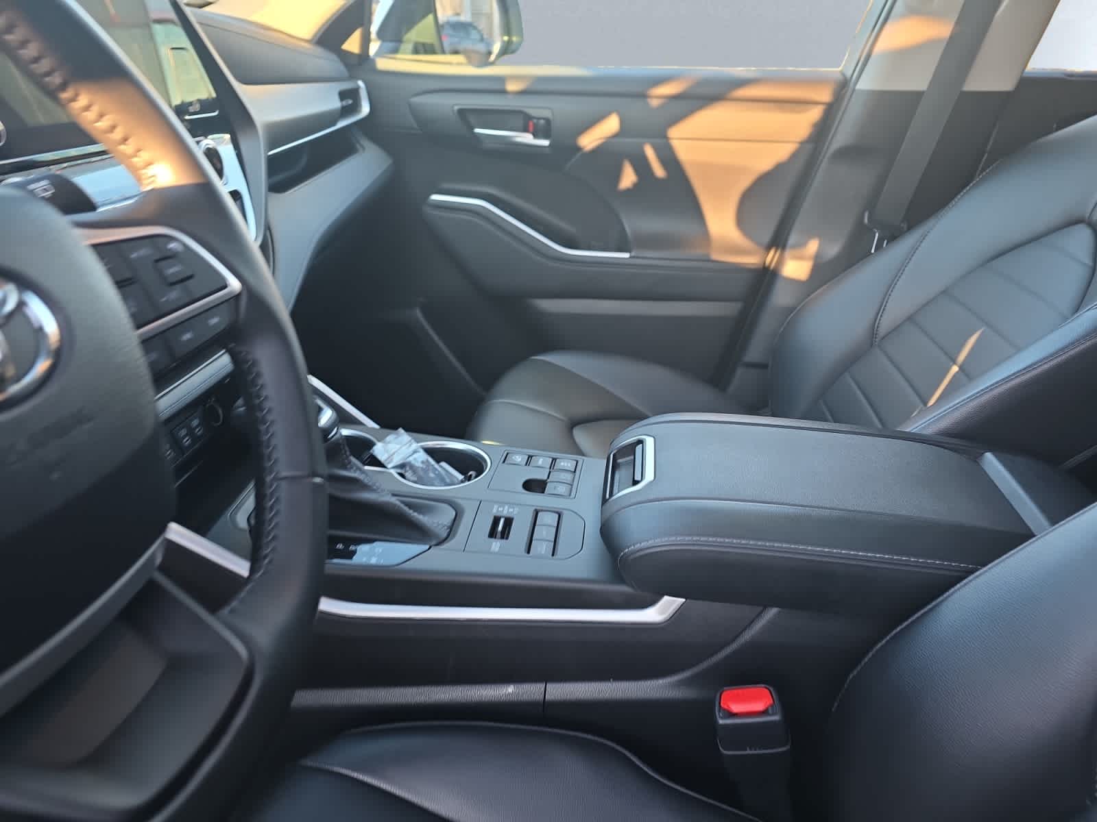 used 2023 Toyota Highlander car, priced at $39,998