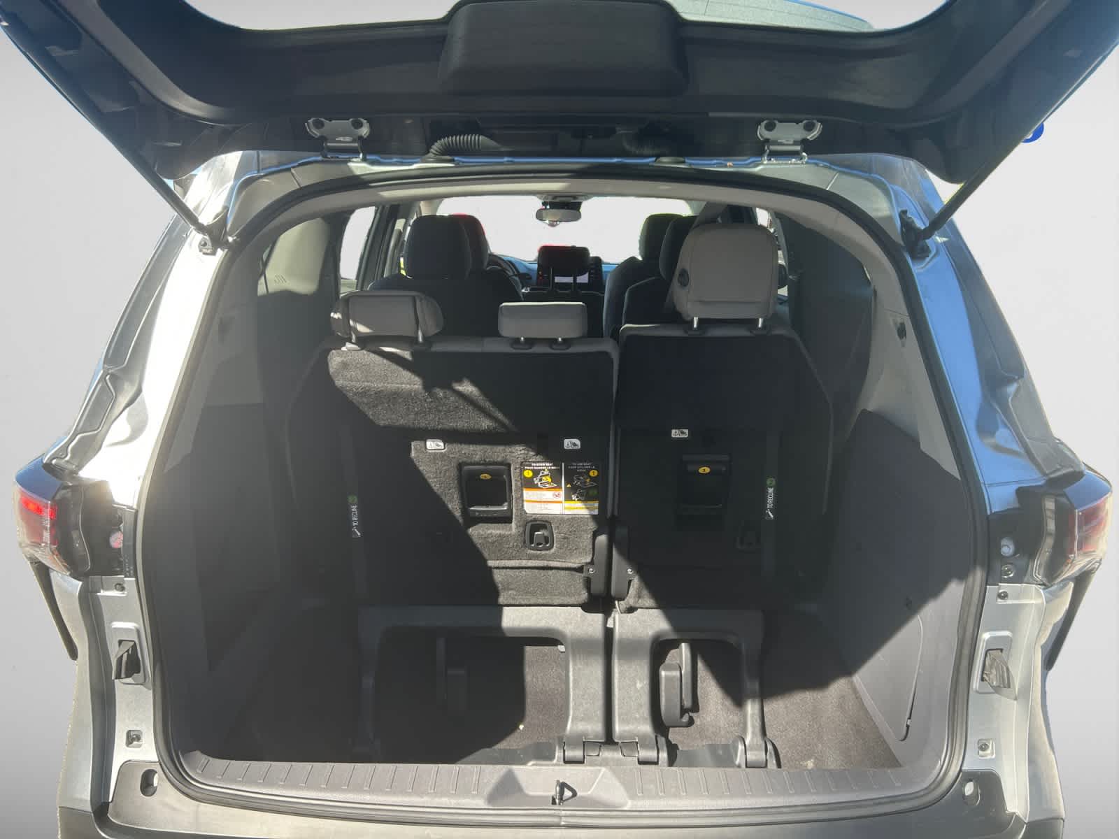 2023 Toyota Sienna LE photo 4