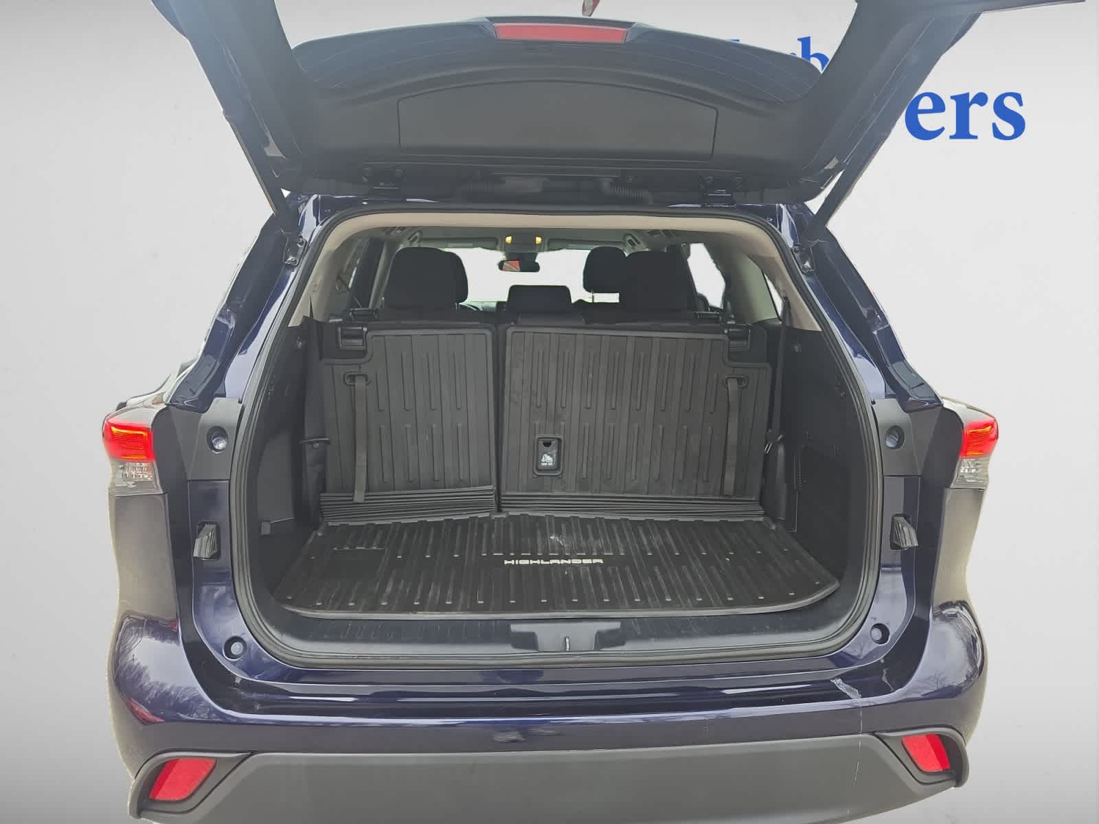 2022 Toyota Highlander LE photo 4