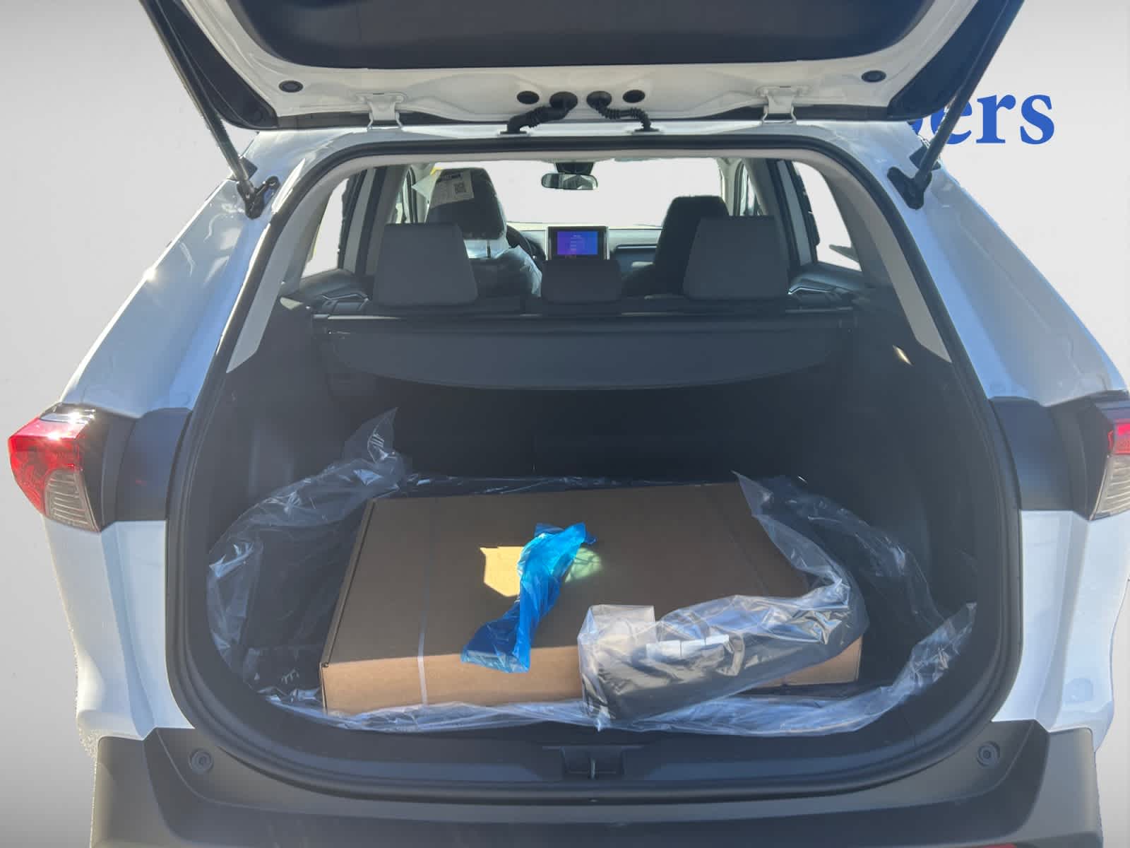 2025 Toyota RAV4 XLE photo 4