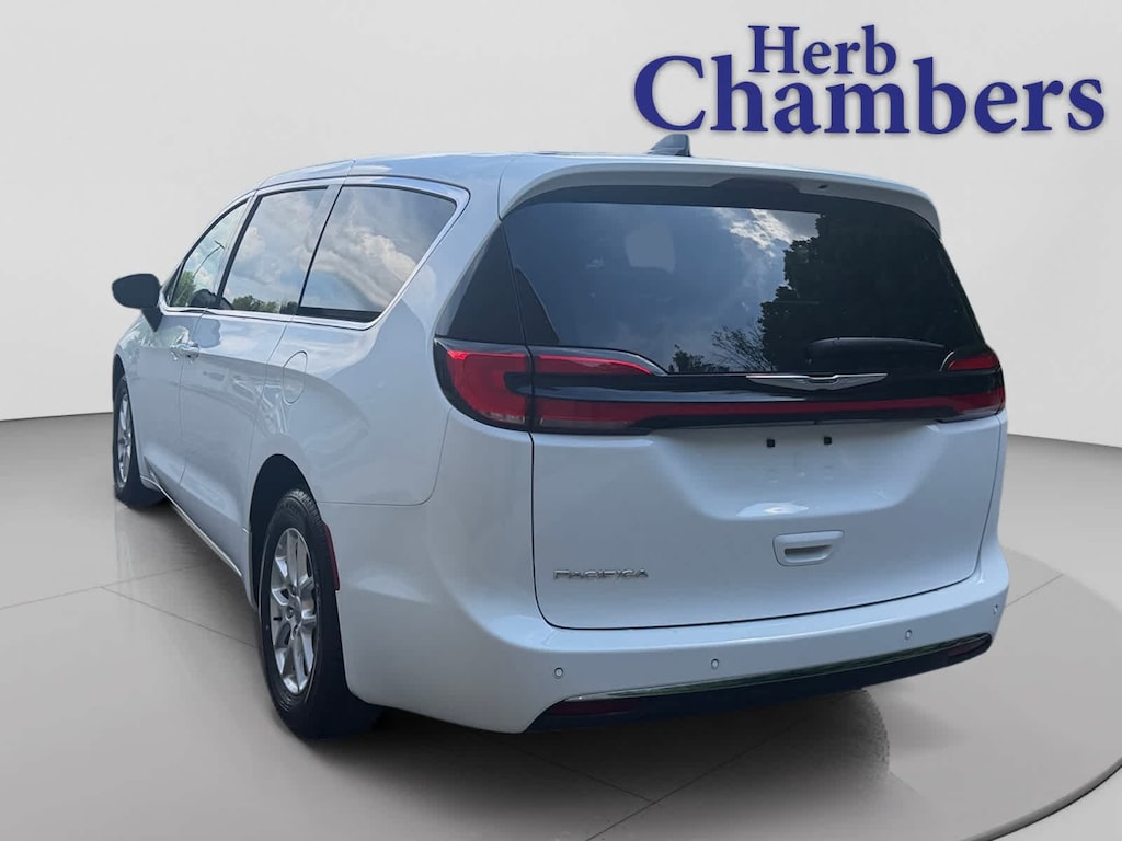 Used 2025 Chrysler Pacifica Select Van