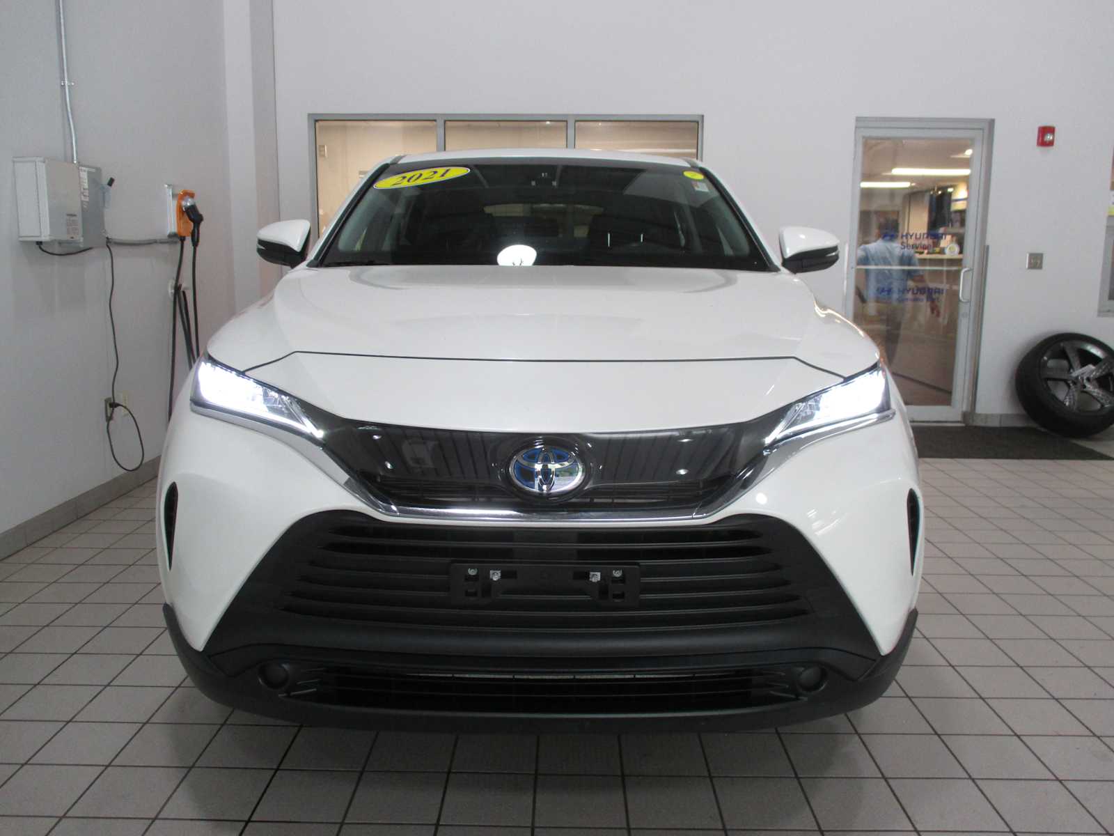 2021 Toyota Venza LE photo 2