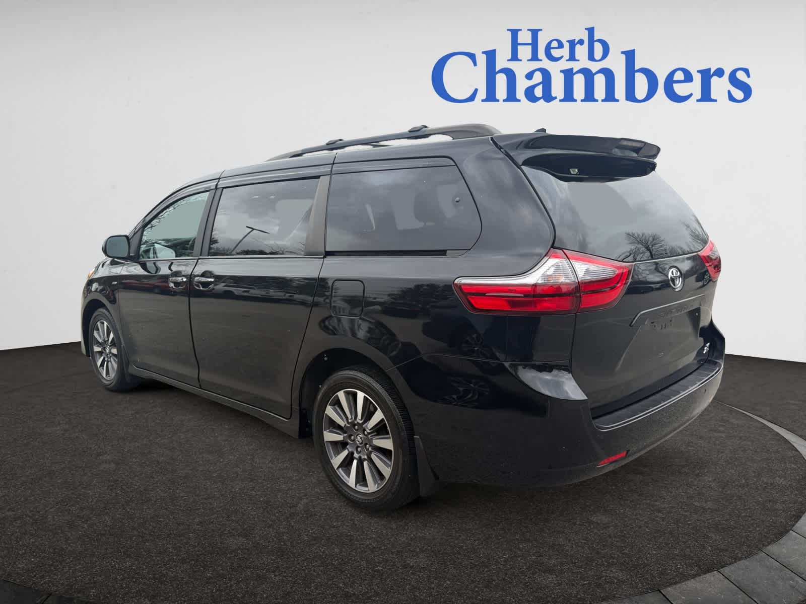 2020 Toyota Sienna XLE Premium photo 3