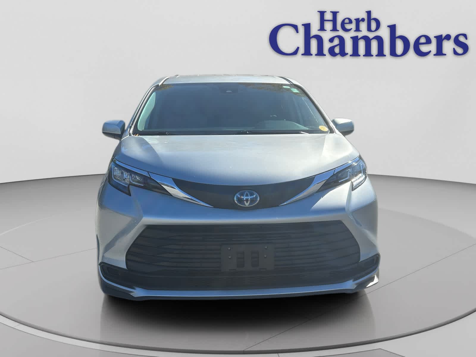 2023 Toyota Sienna LE photo 2