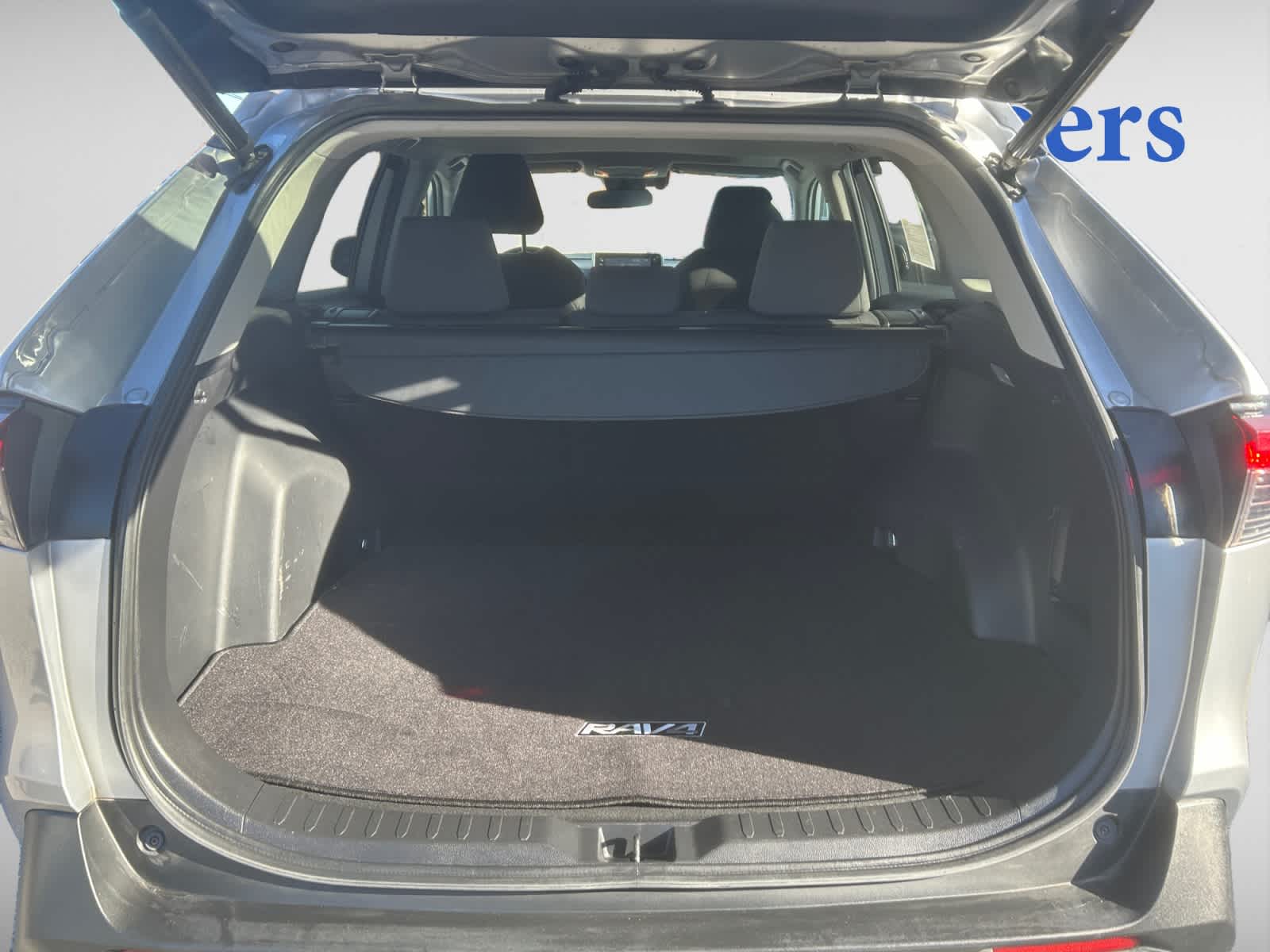 2020 Toyota RAV4 Hybrid XLE photo 2