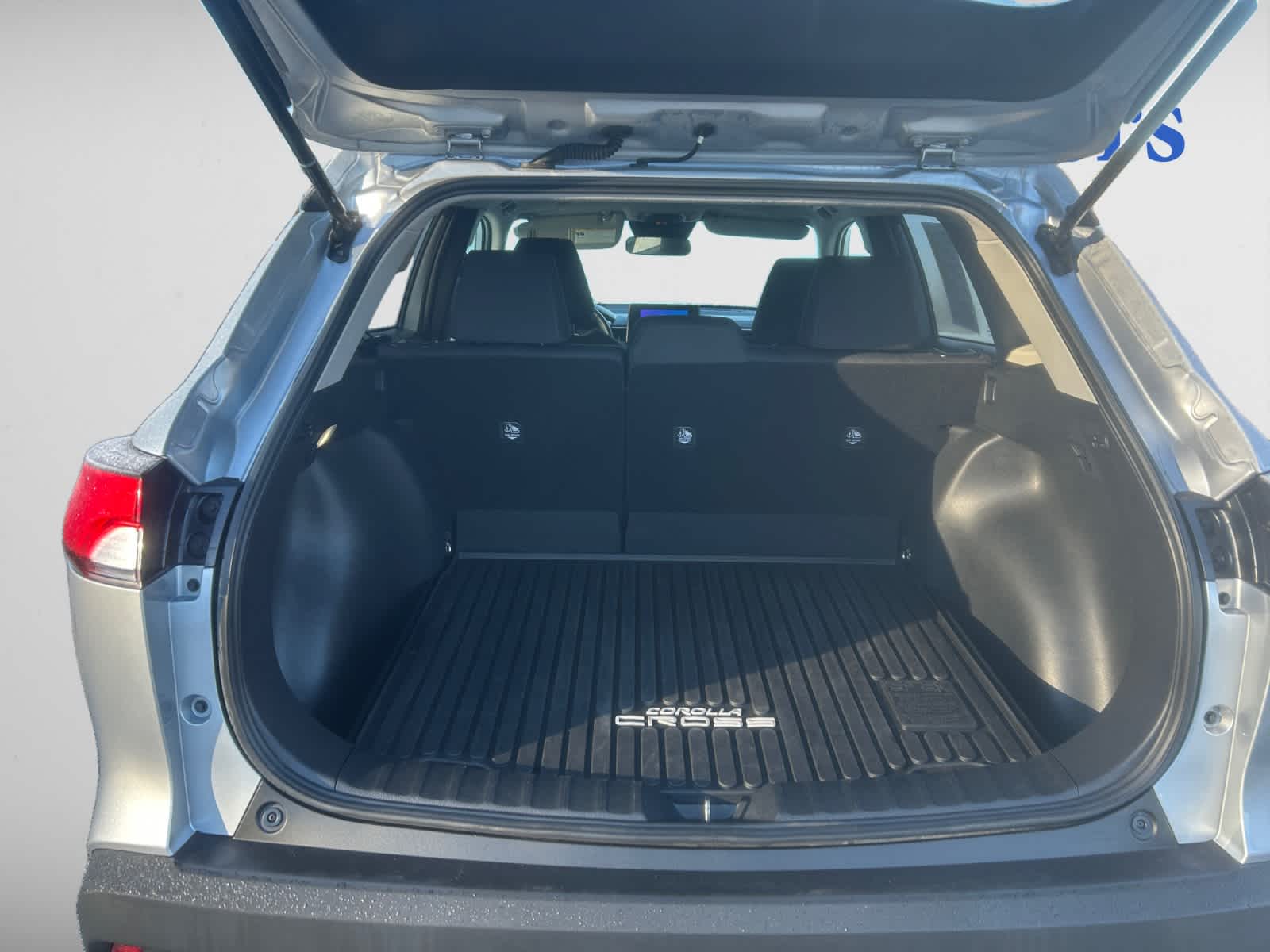 2023 Toyota Corolla Cross LE photo 3