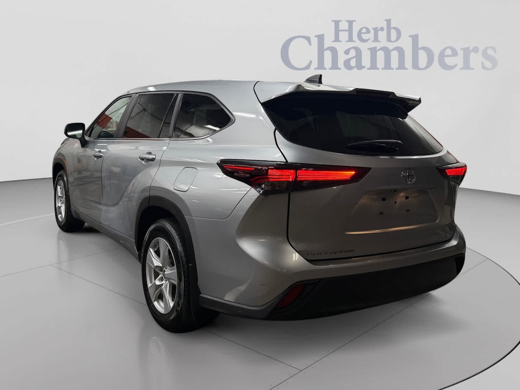 Used 2025 Toyota Highlander LE SUV