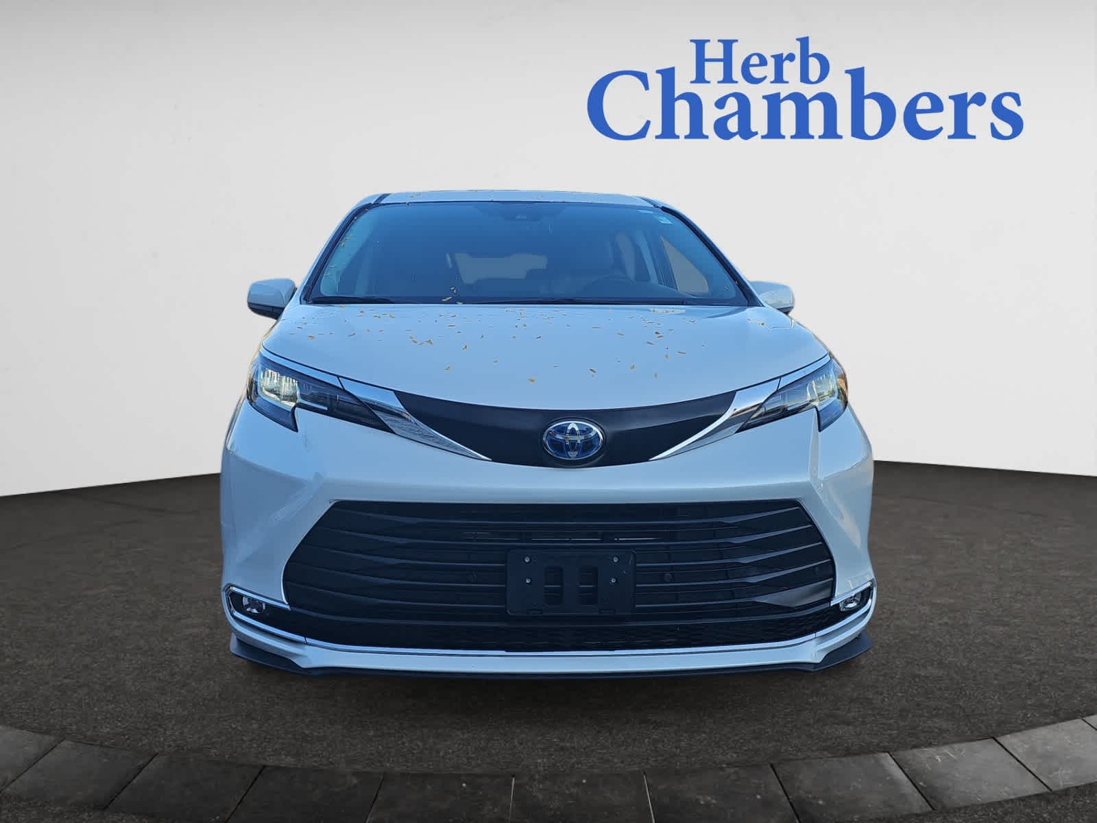 2023 Toyota Sienna XLE photo 2