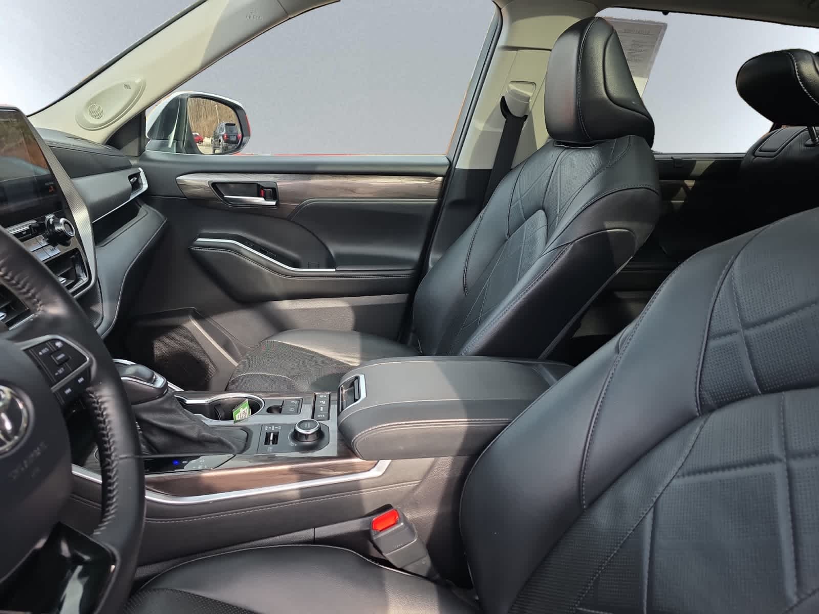 used 2021 Toyota Highlander car, priced at $42,998