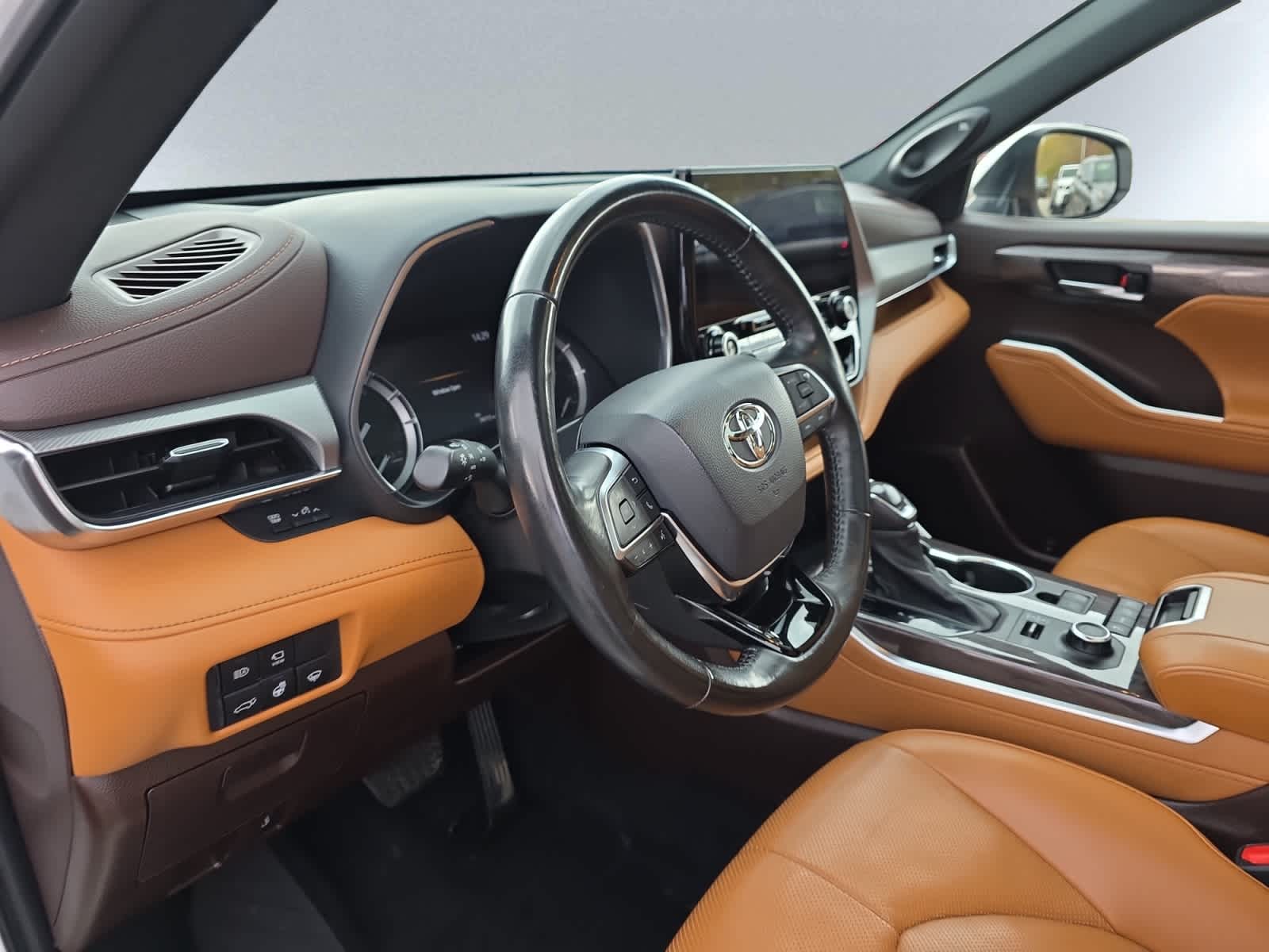used 2021 Toyota Highlander car, priced at $35,998