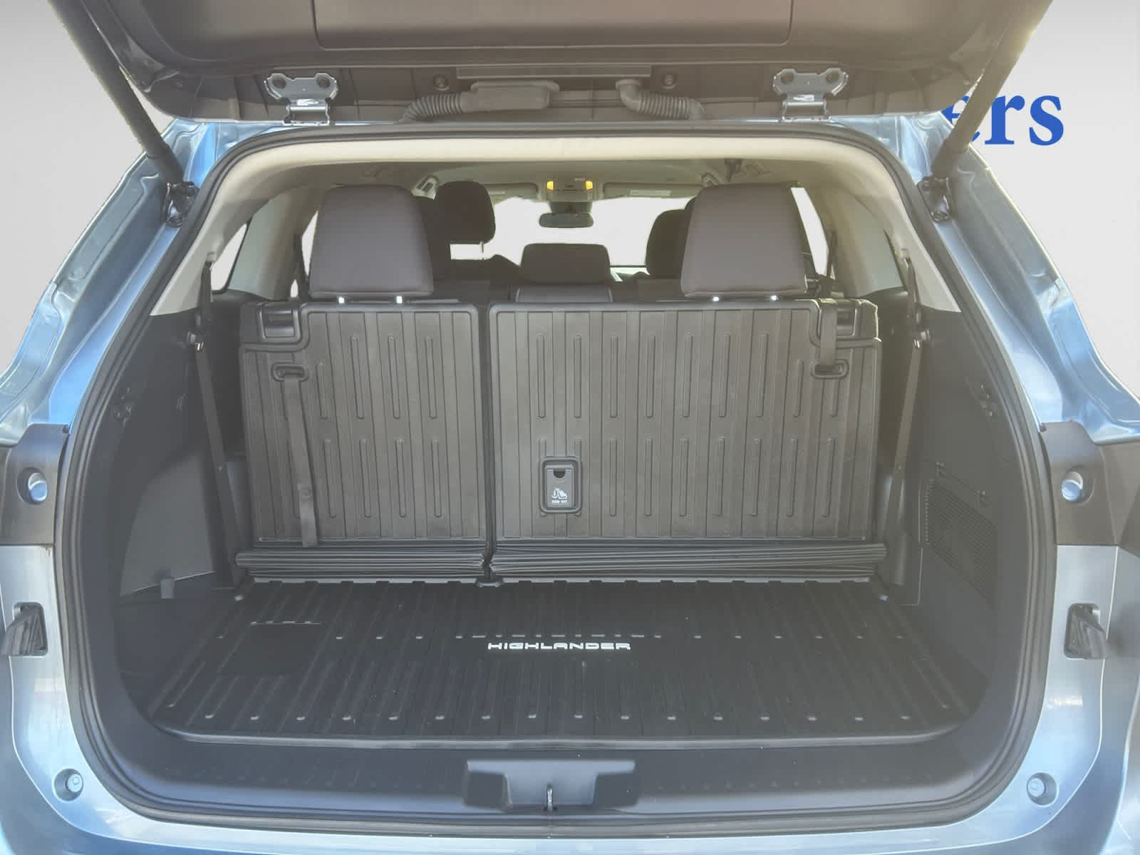 2024 Toyota Highlander LE photo 4