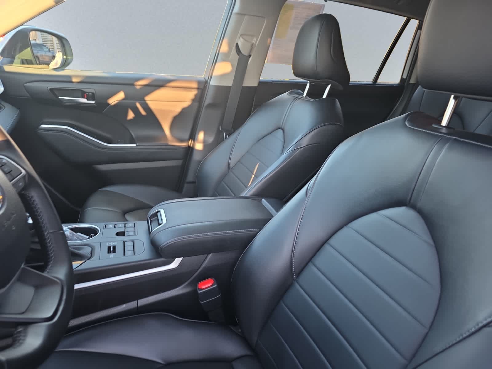 used 2023 Toyota Highlander car, priced at $39,998