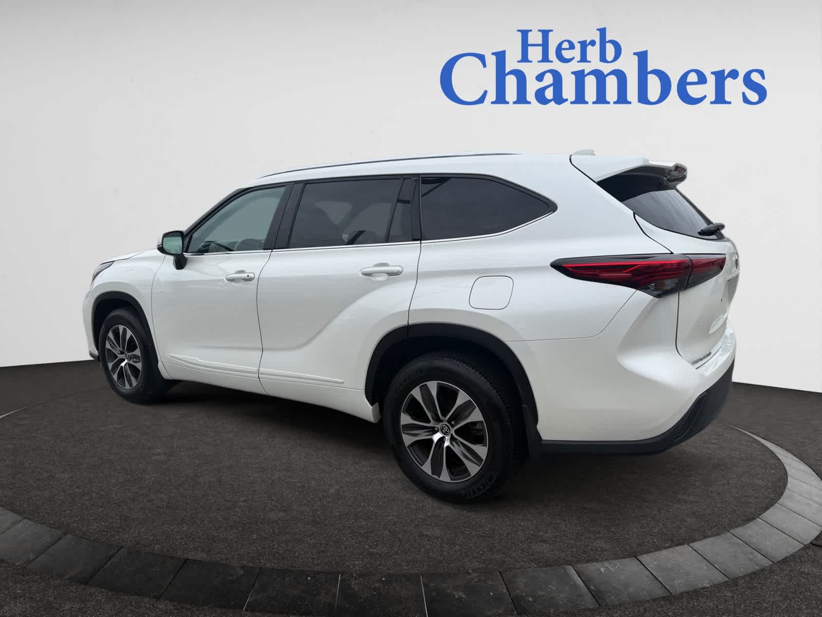 2021 Toyota Highlander XLE photo 3