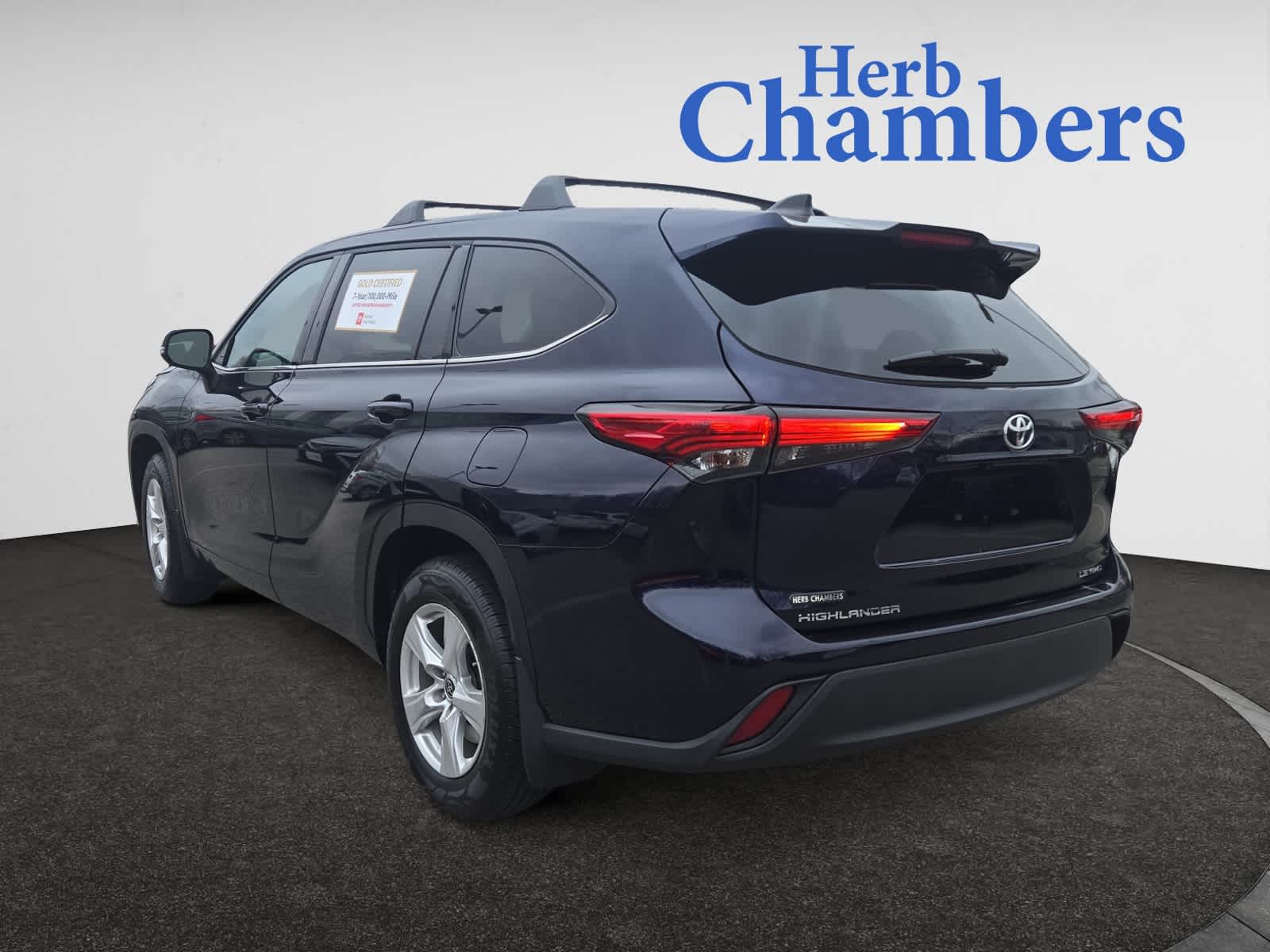 2022 Toyota Highlander LE photo 3