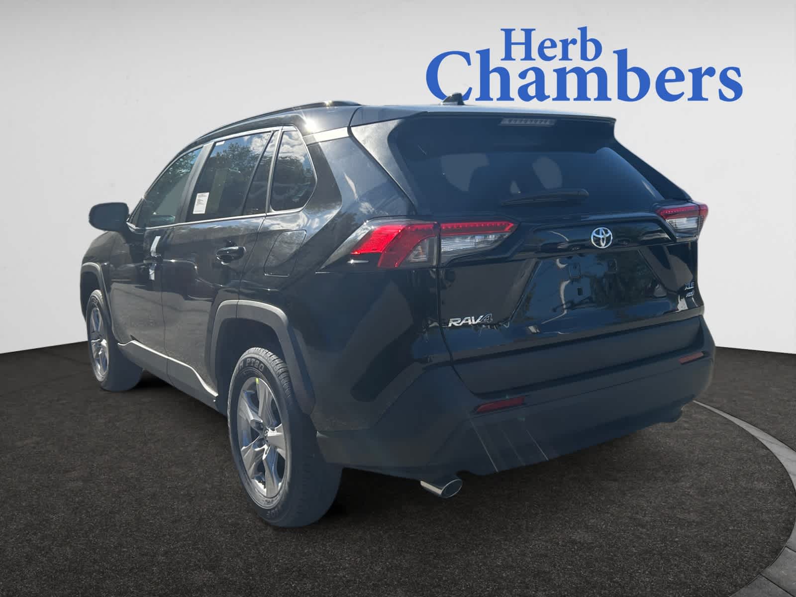 2025 Toyota RAV4 XLE photo 3