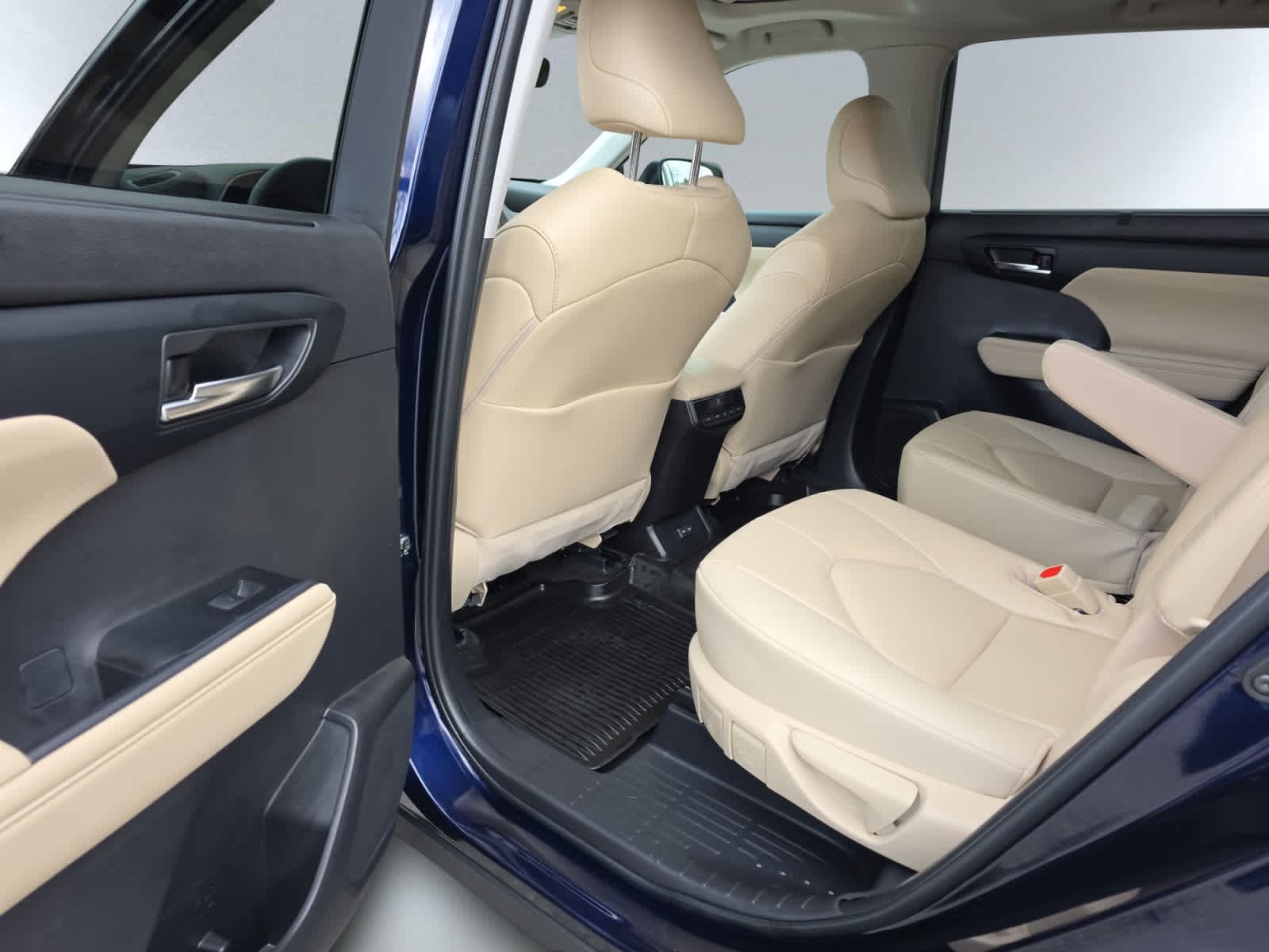 used 2023 Toyota Highlander car, priced at $43,998