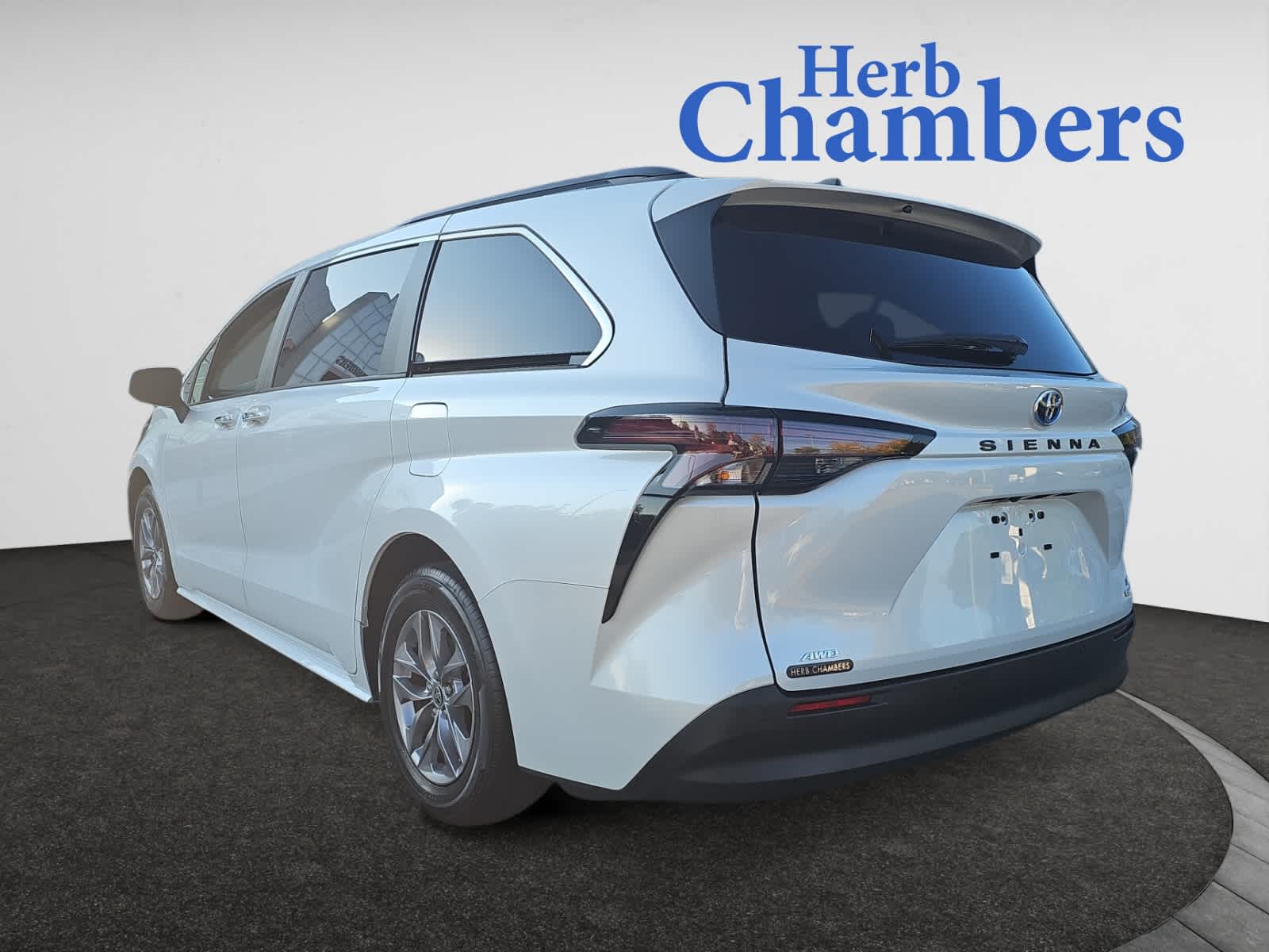 2023 Toyota Sienna XLE photo 3