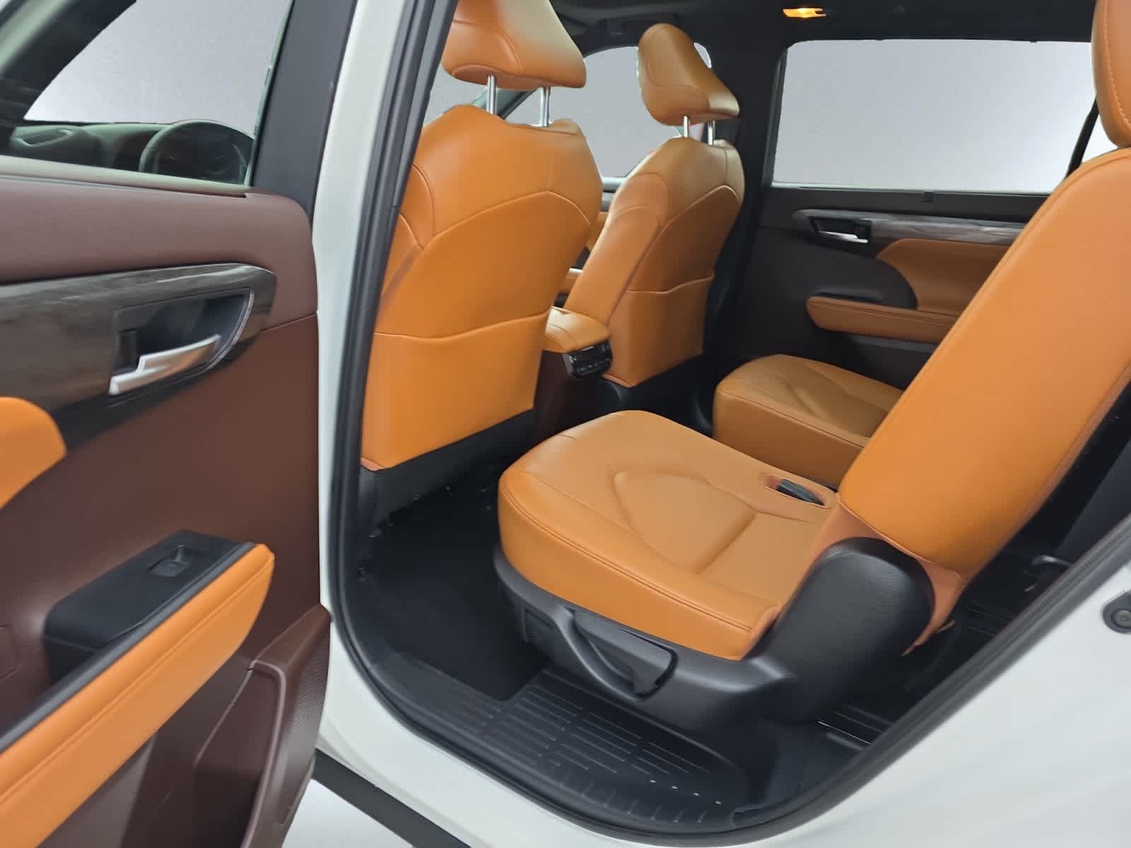used 2021 Toyota Highlander car, priced at $35,998