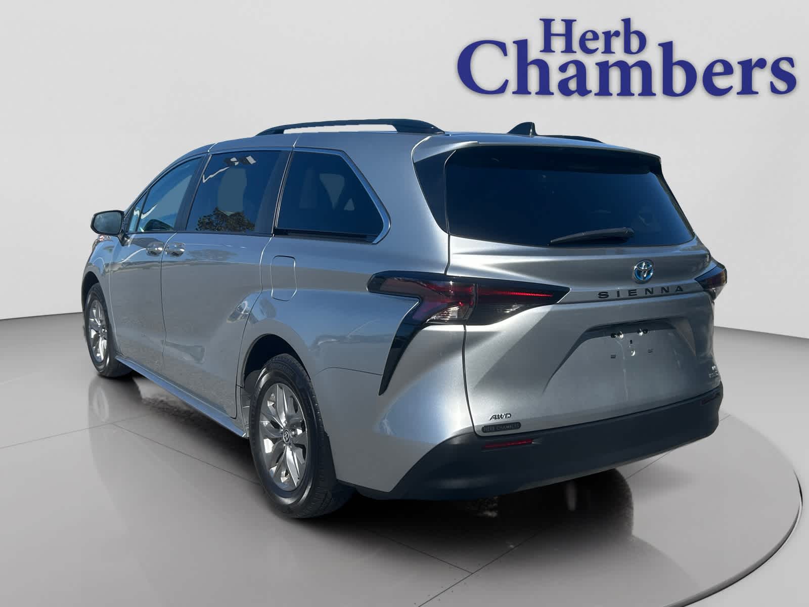 2023 Toyota Sienna LE photo 3