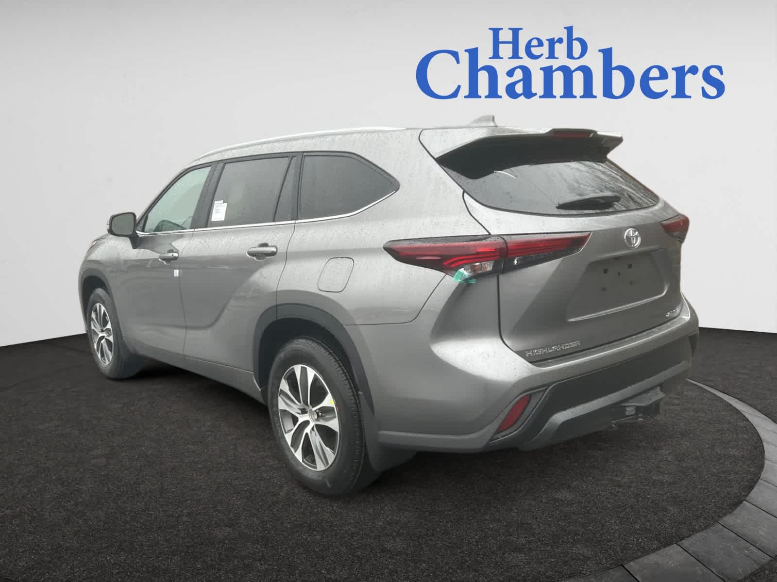 2026 Toyota Highlander XLE photo 3