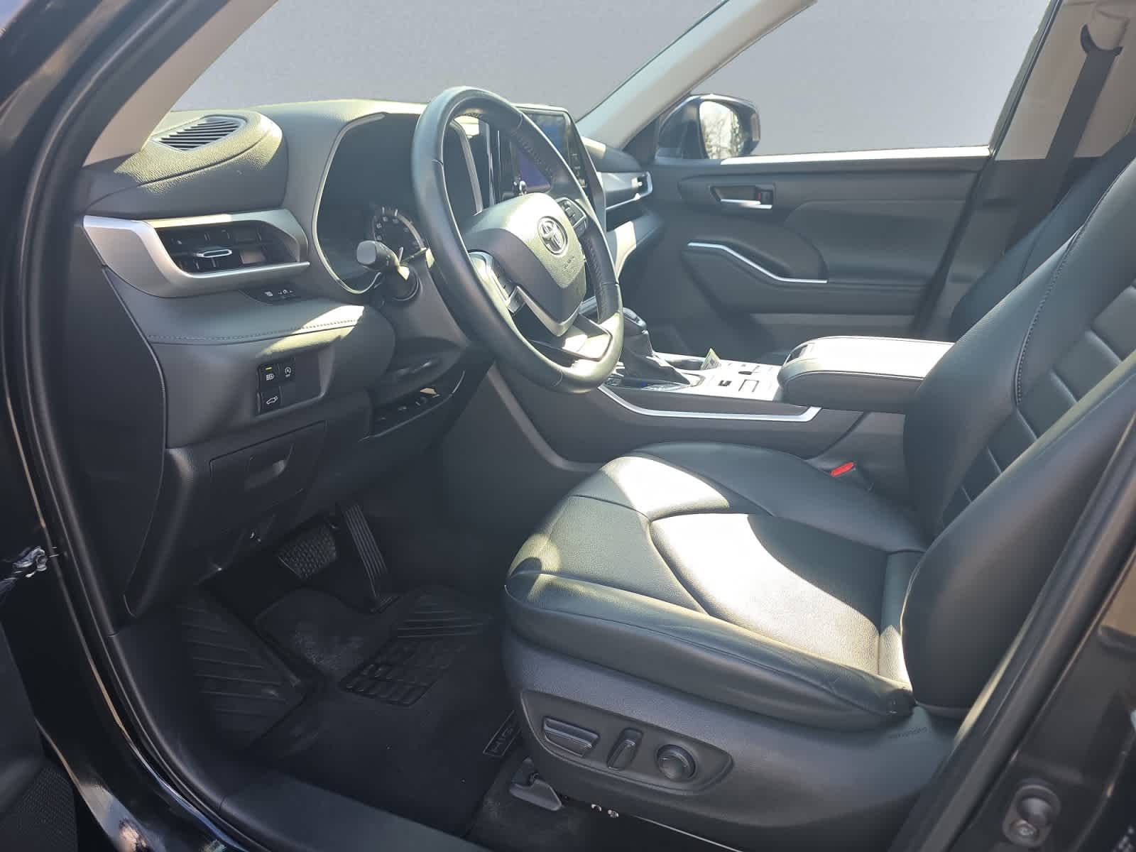 used 2023 Toyota Highlander car, priced at $39,998