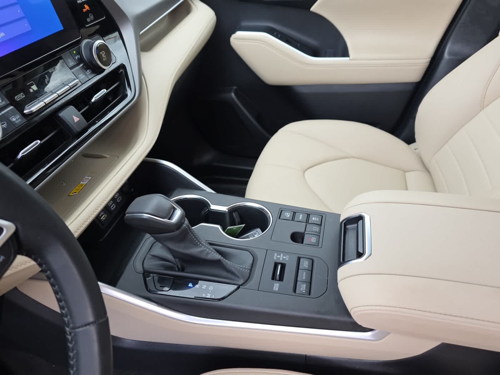 used 2023 Toyota Highlander car, priced at $43,998