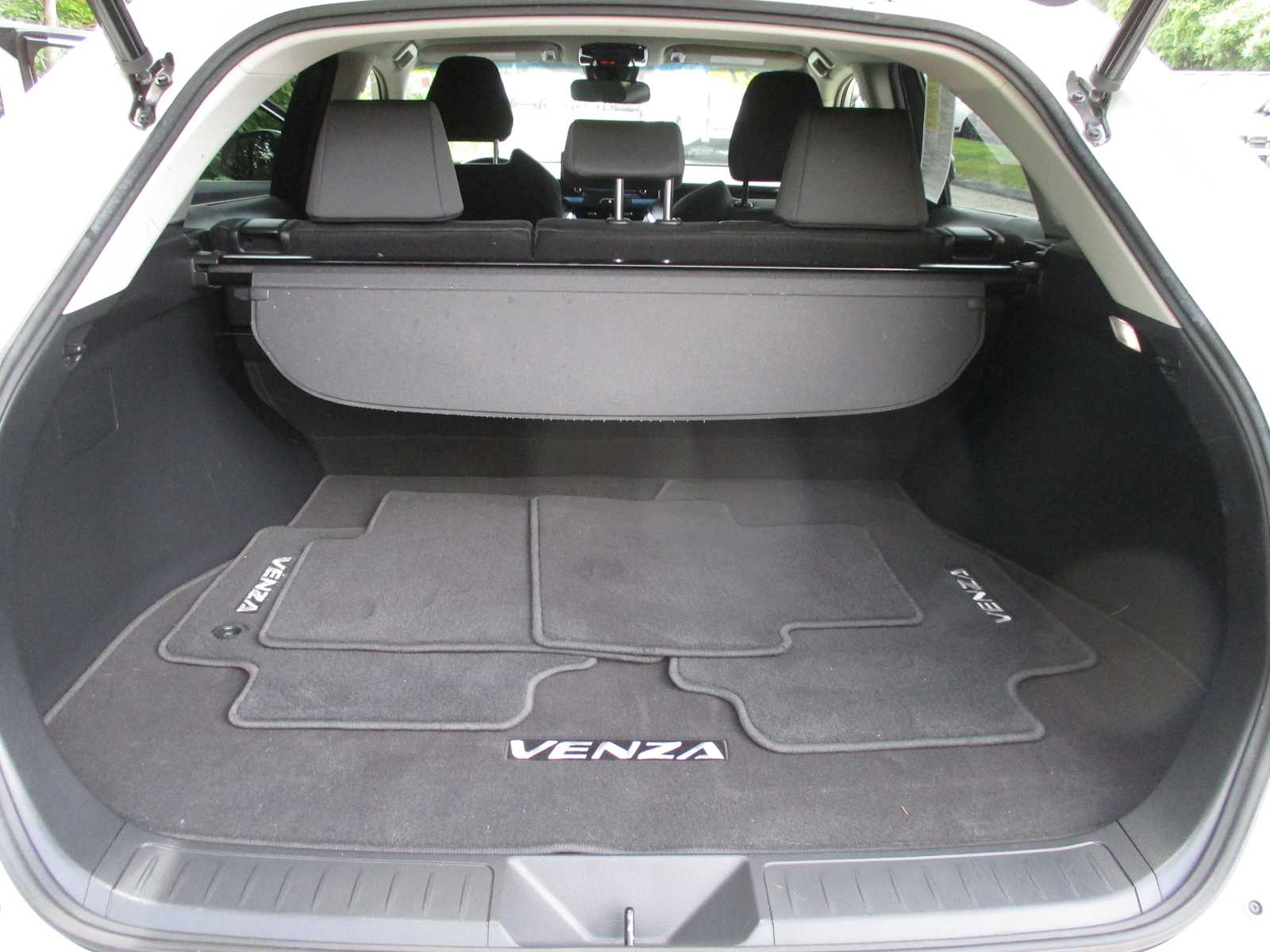 2021 Toyota Venza LE photo 3