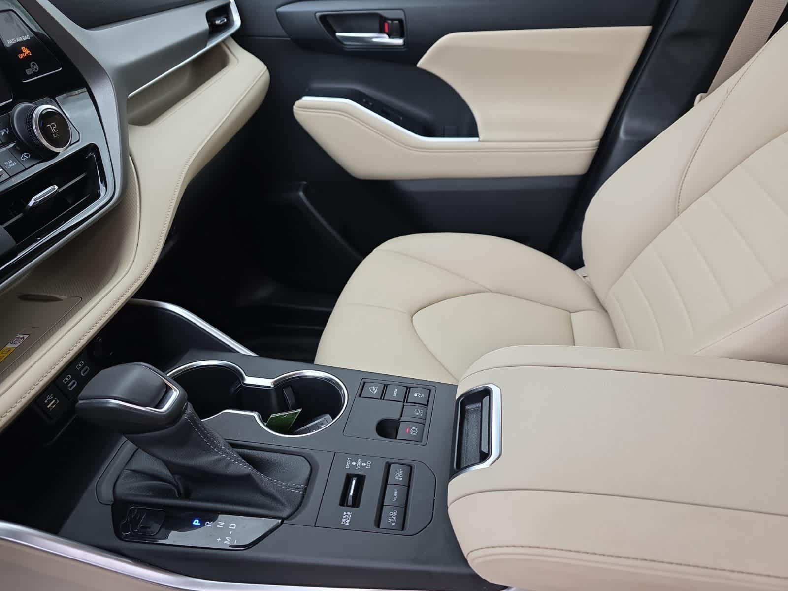 used 2023 Toyota Highlander car, priced at $43,998