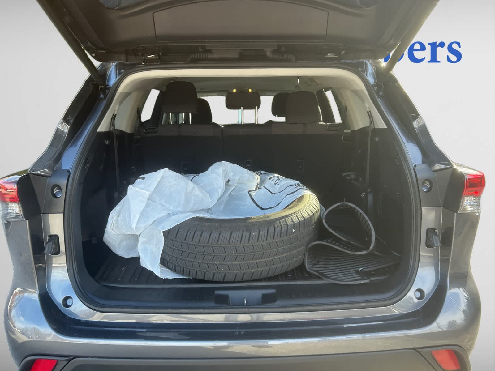 2024 Toyota Highlander LE photo 3