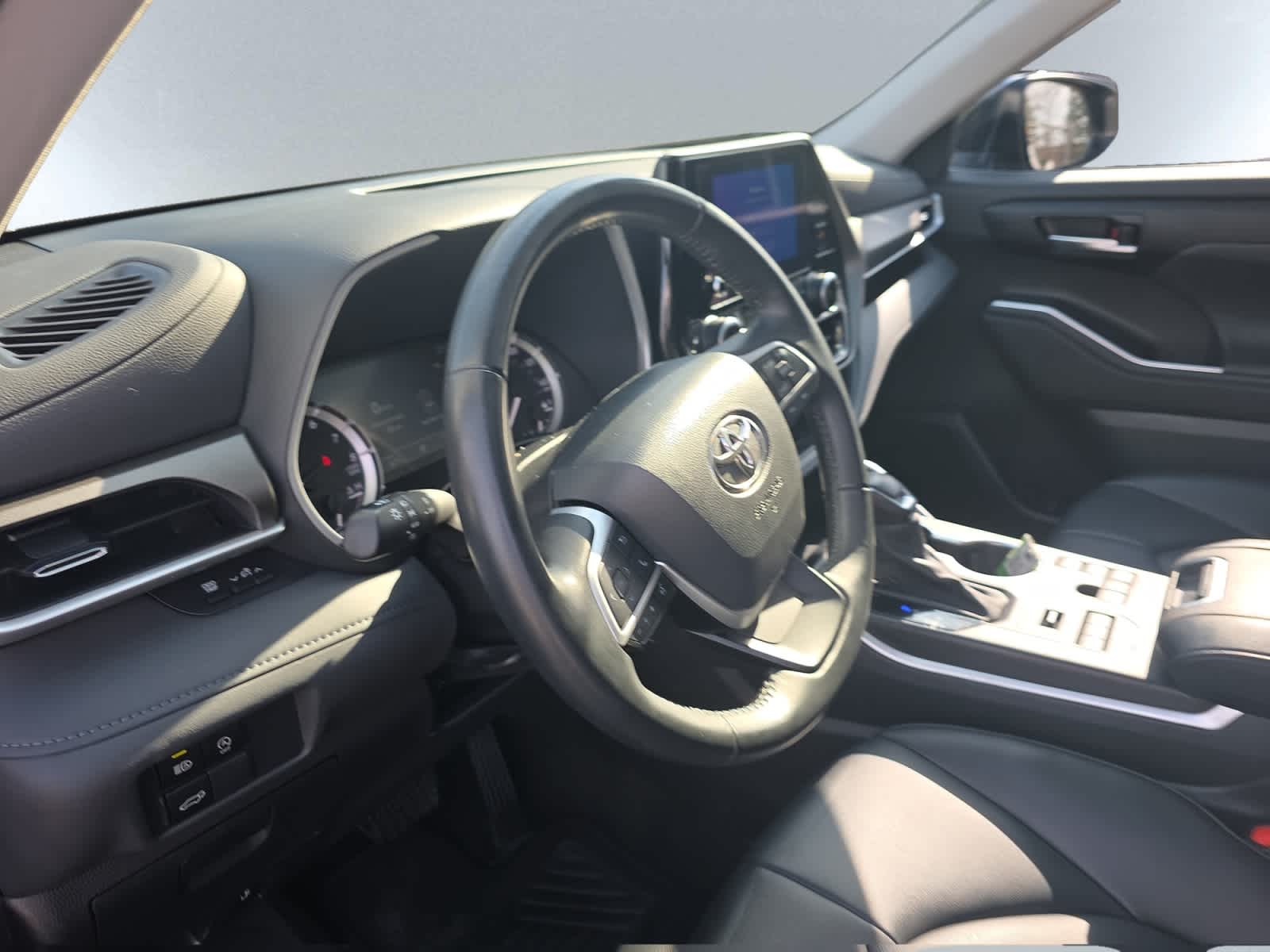 used 2023 Toyota Highlander car, priced at $39,998