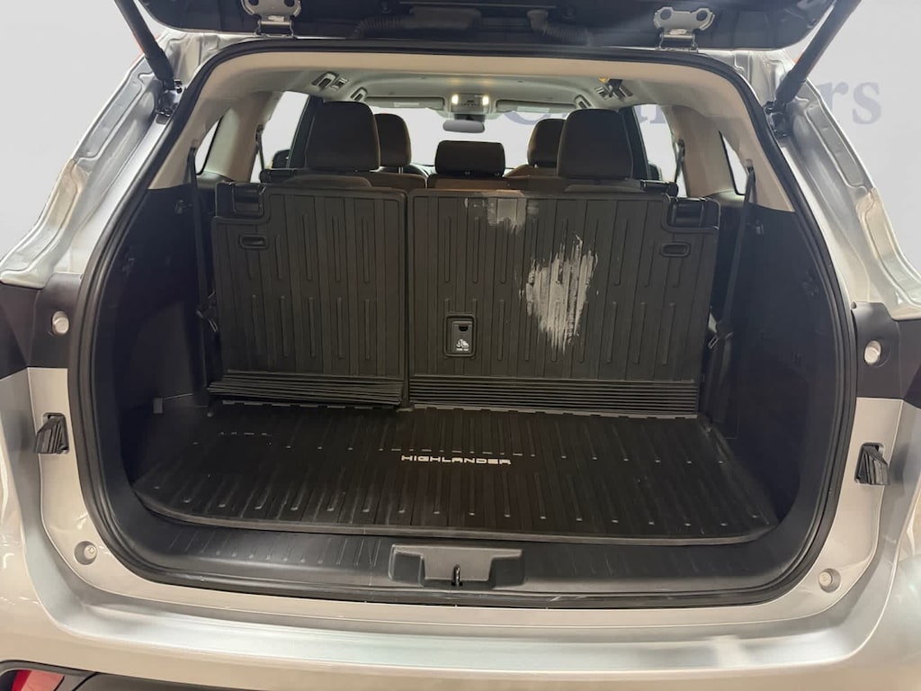 Used 2025 Toyota Highlander LE SUV