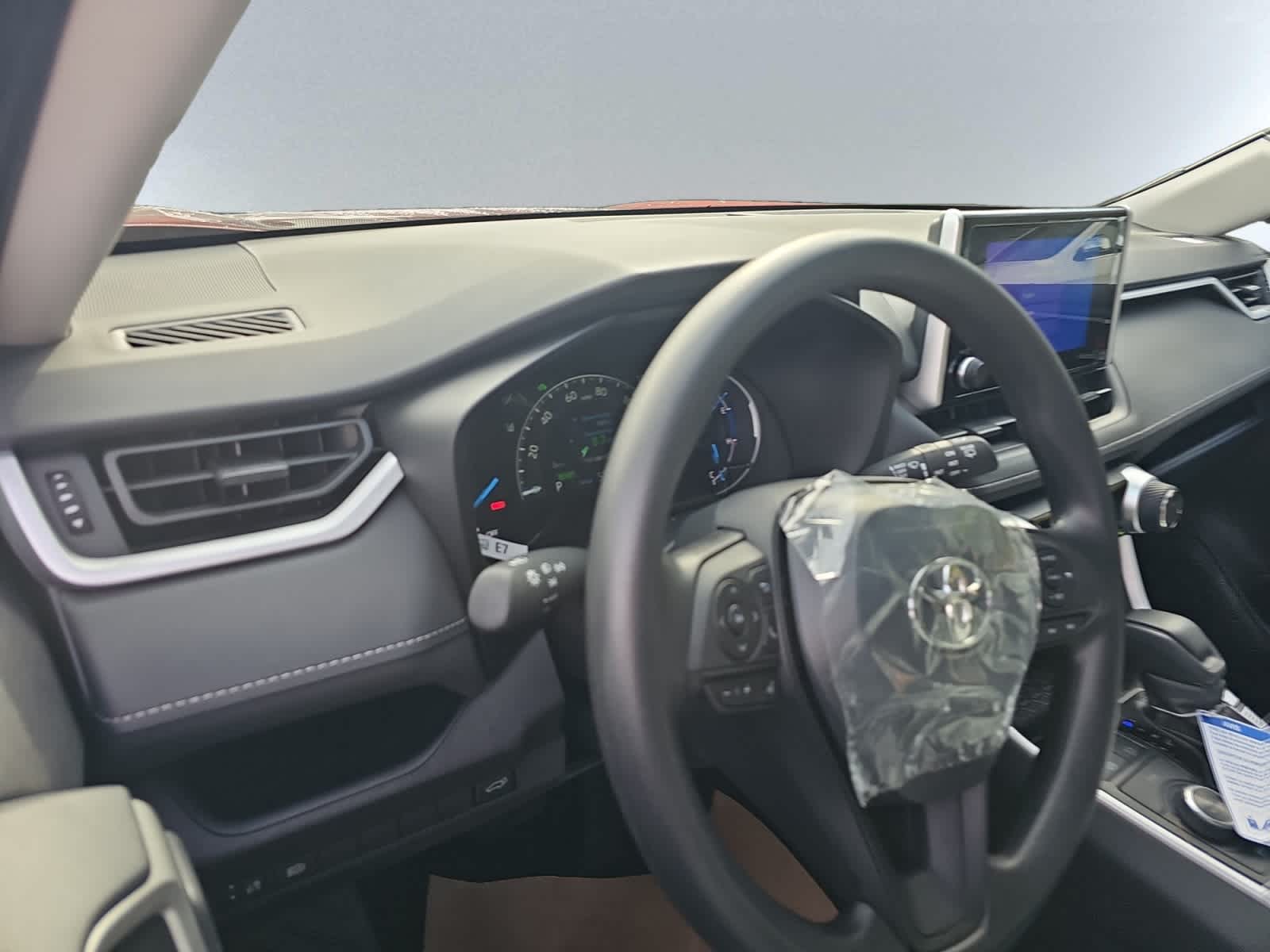 2025 Toyota RAV4 Hybrid XLE photo 2