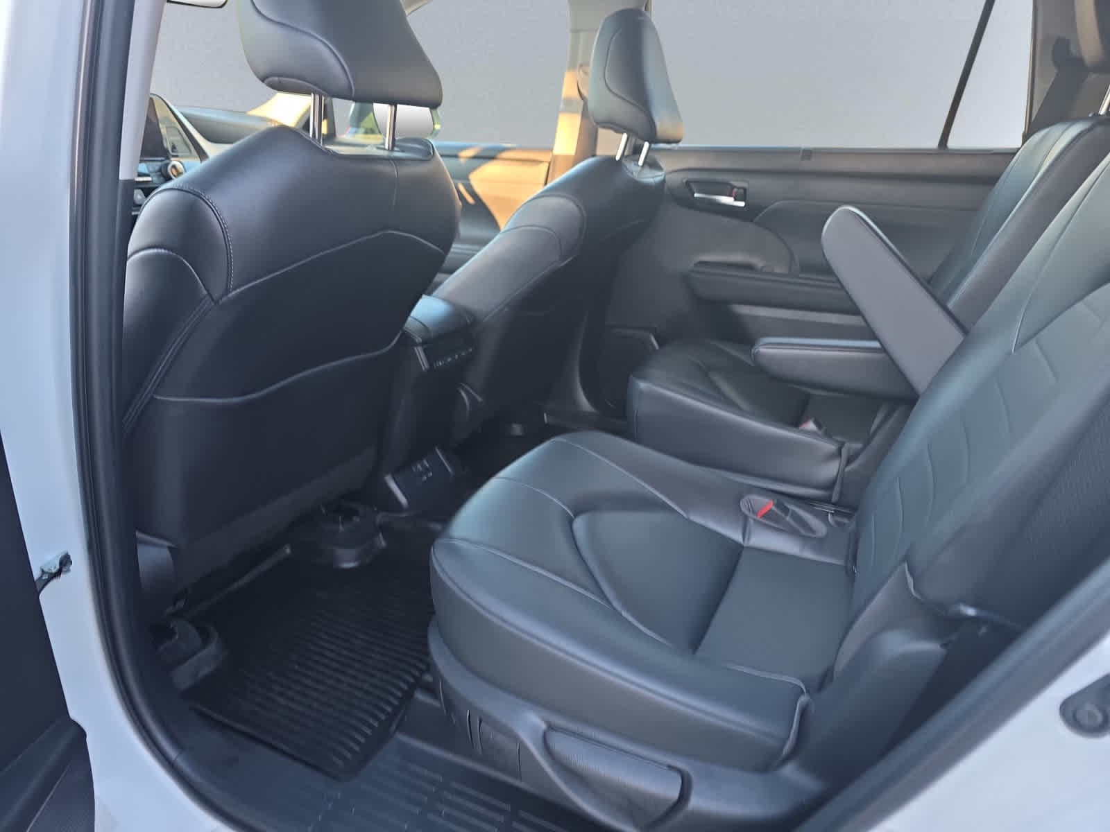 used 2023 Toyota Highlander car, priced at $39,998