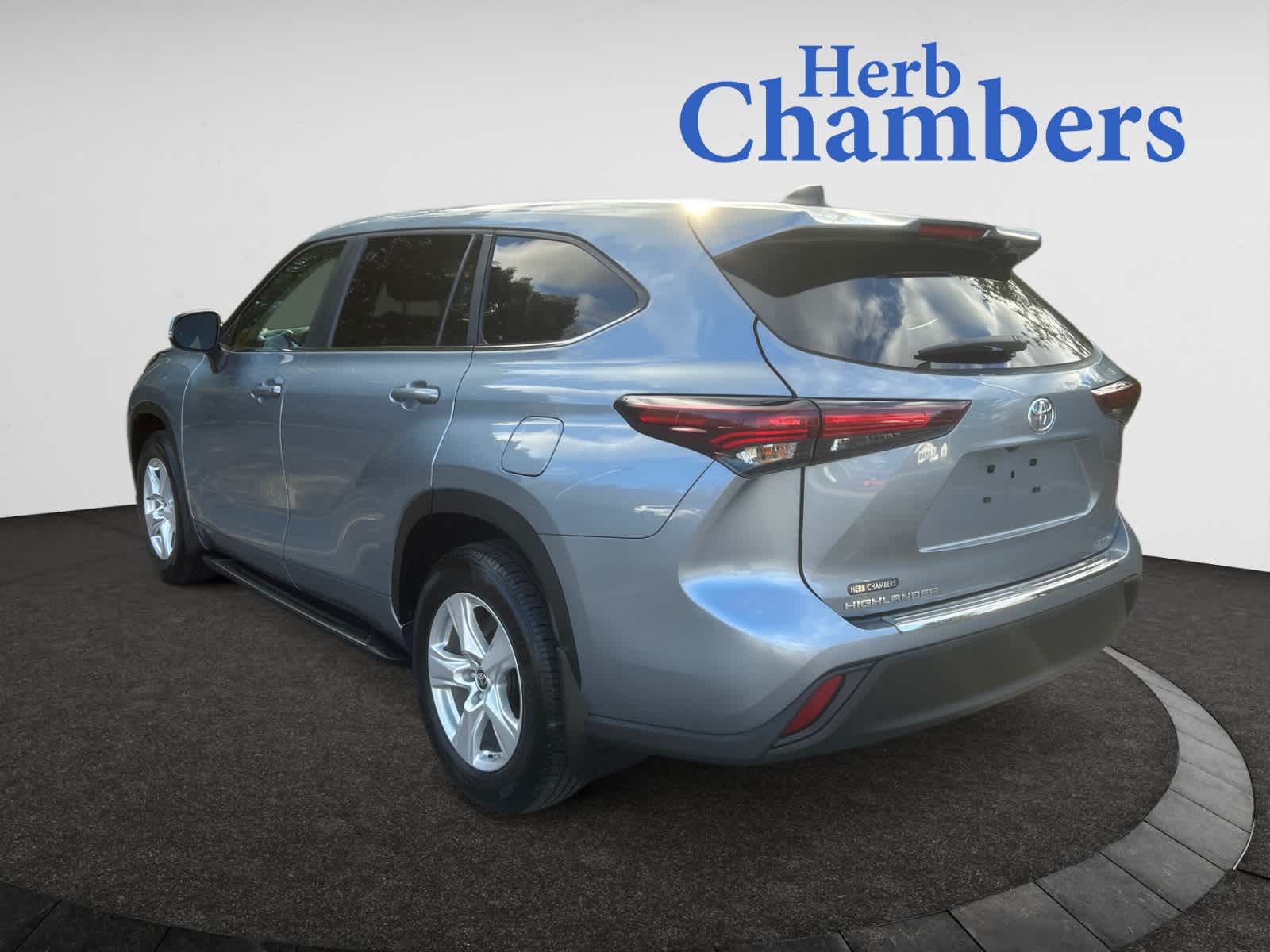 2024 Toyota Highlander LE photo 3