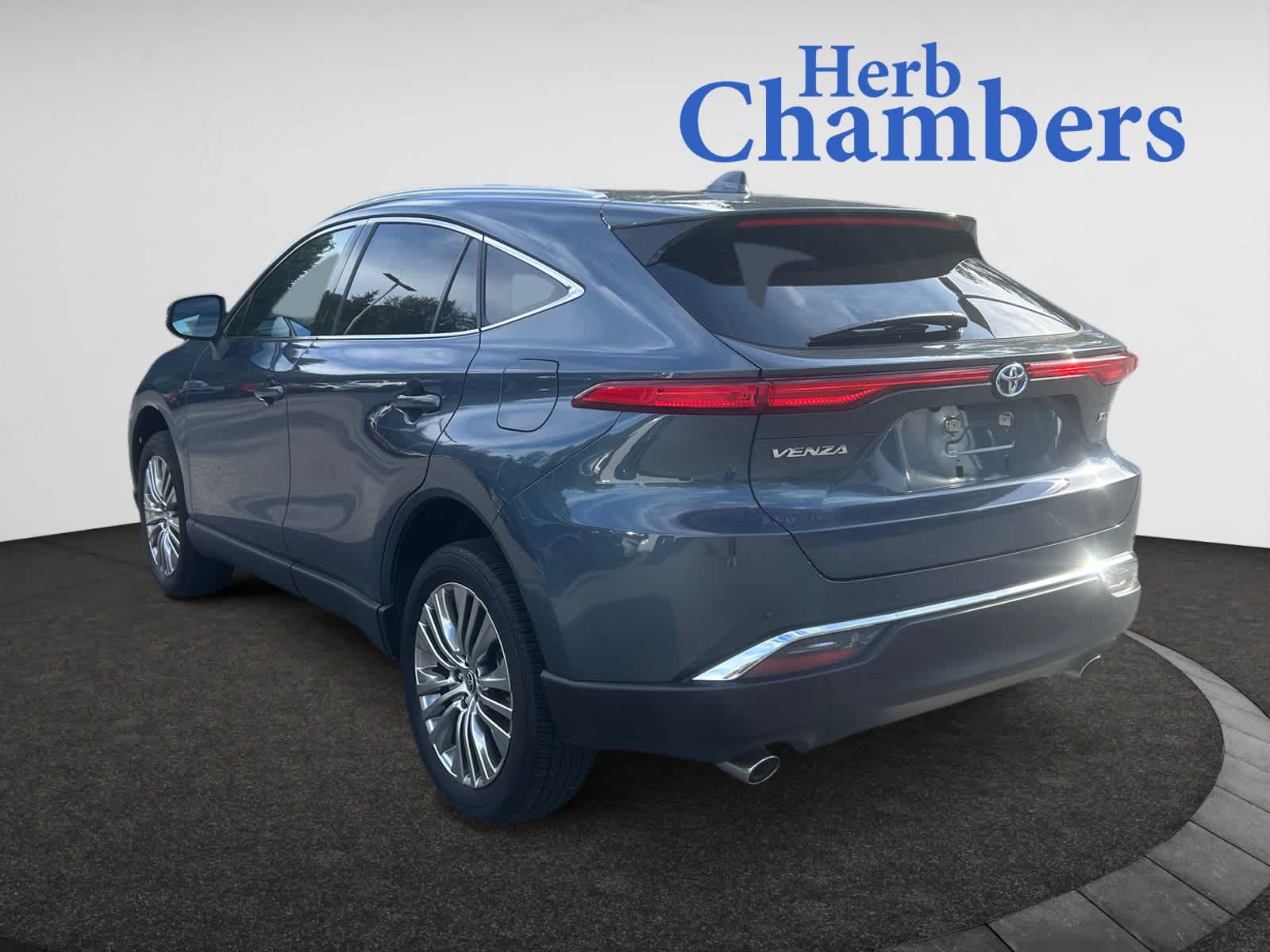 2023 Toyota Venza XLE photo 3