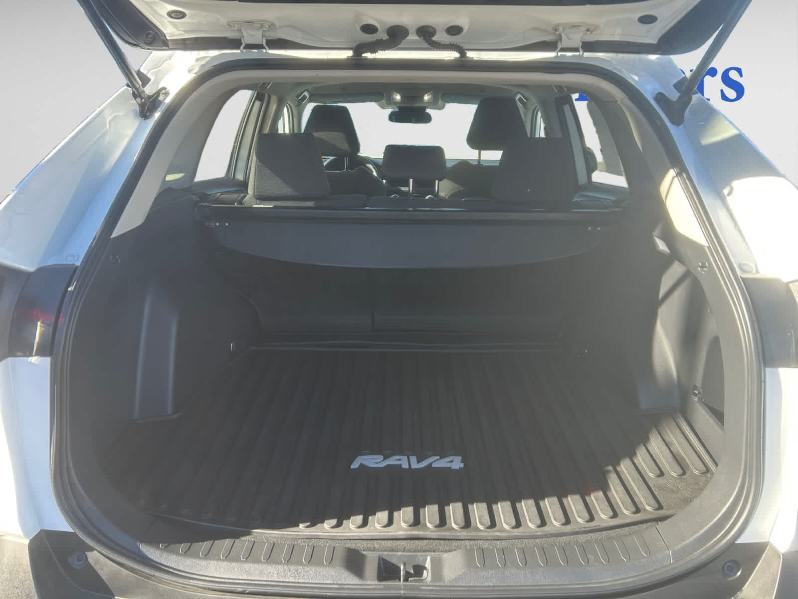 2023 Toyota RAV4 LE photo 4