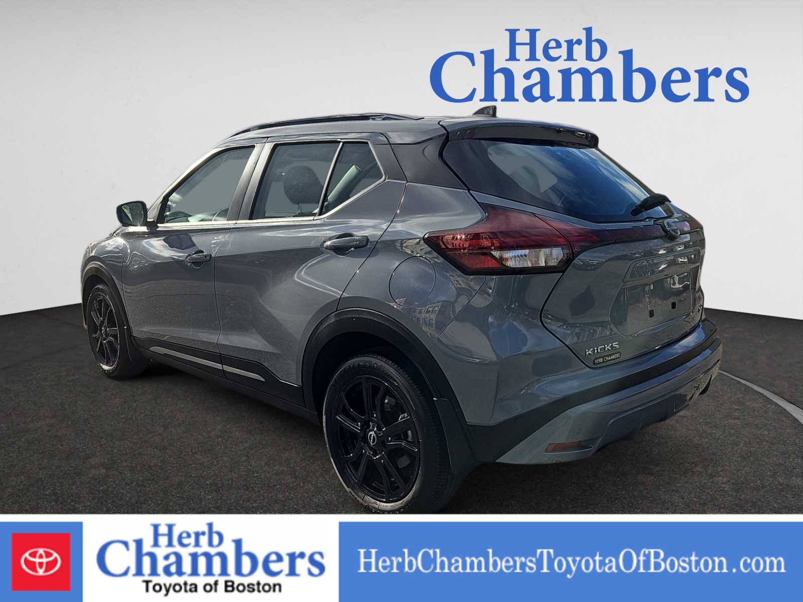 2023 Nissan Kicks SR photo 3