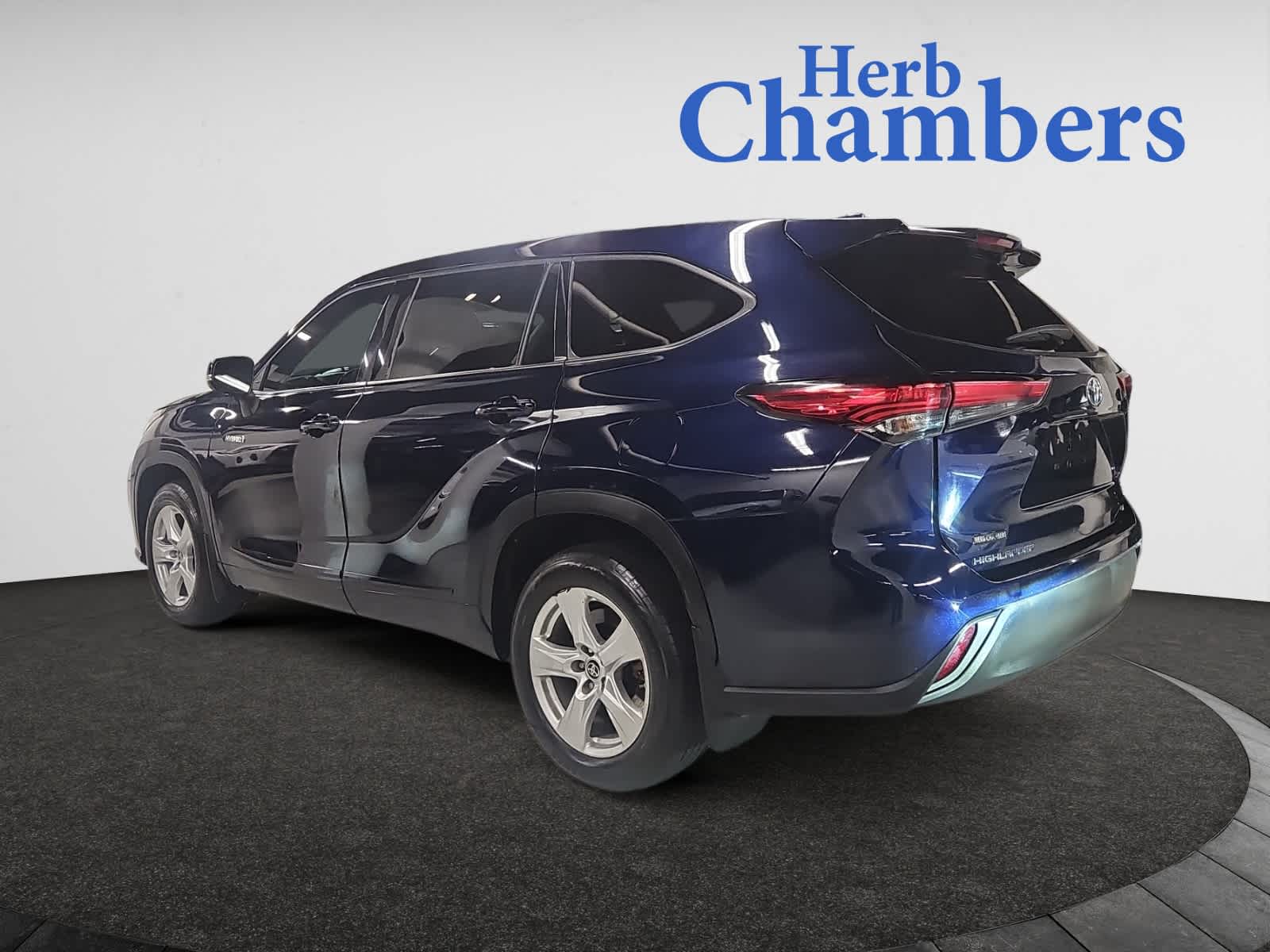 2021 Toyota Highlander Hybrid LE photo 2