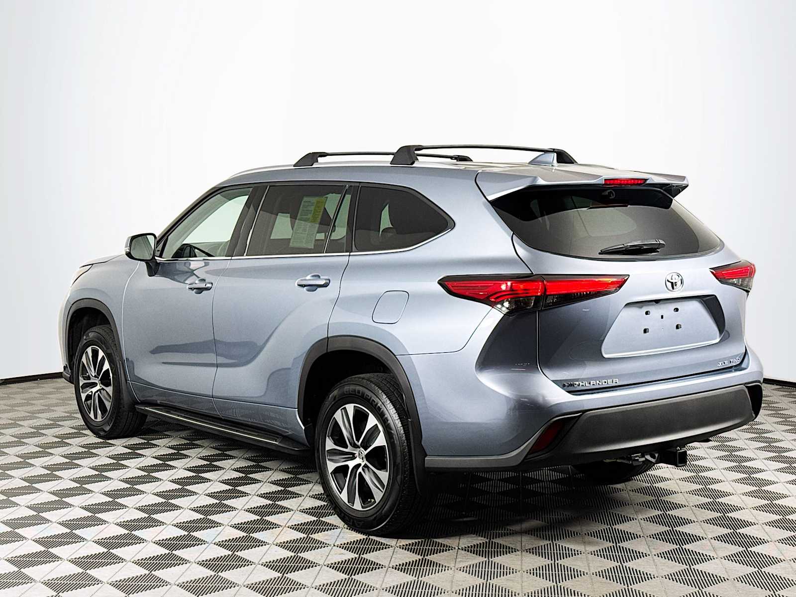 2020 Toyota Highlander XLE photo 3