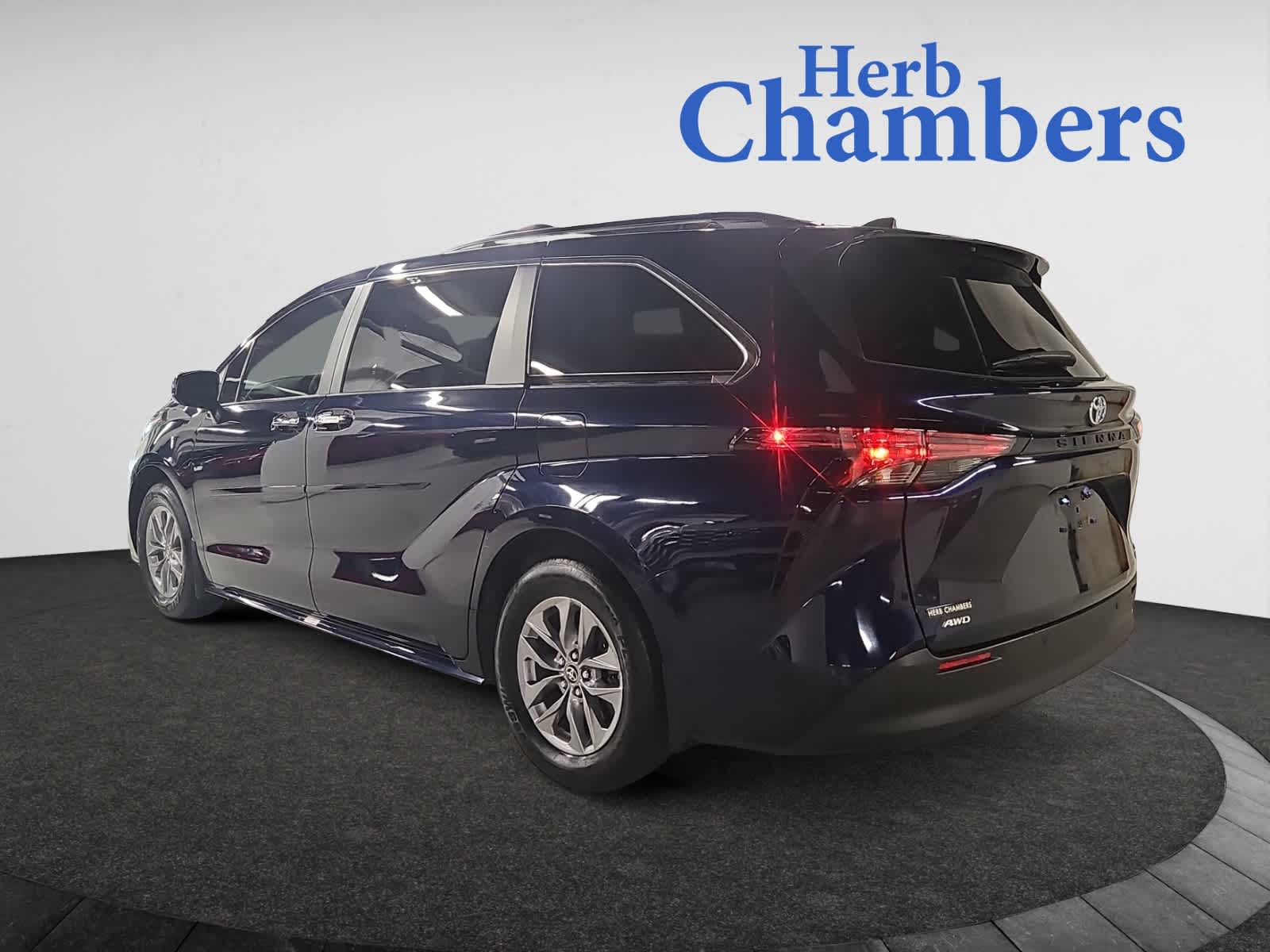 2022 Toyota Sienna XLE photo 3