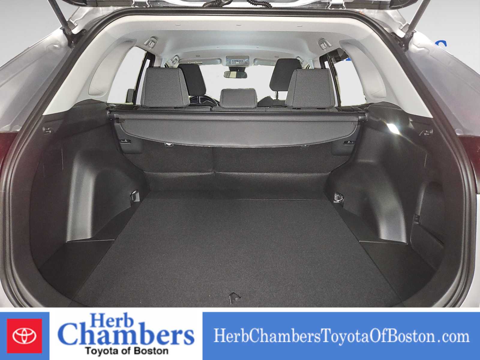 2025 Toyota RAV4 LE photo 4