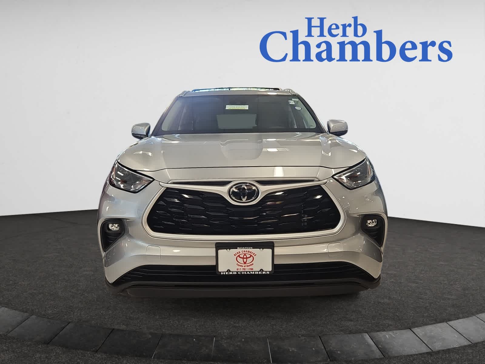 2022 Toyota Highlander XLE photo 2