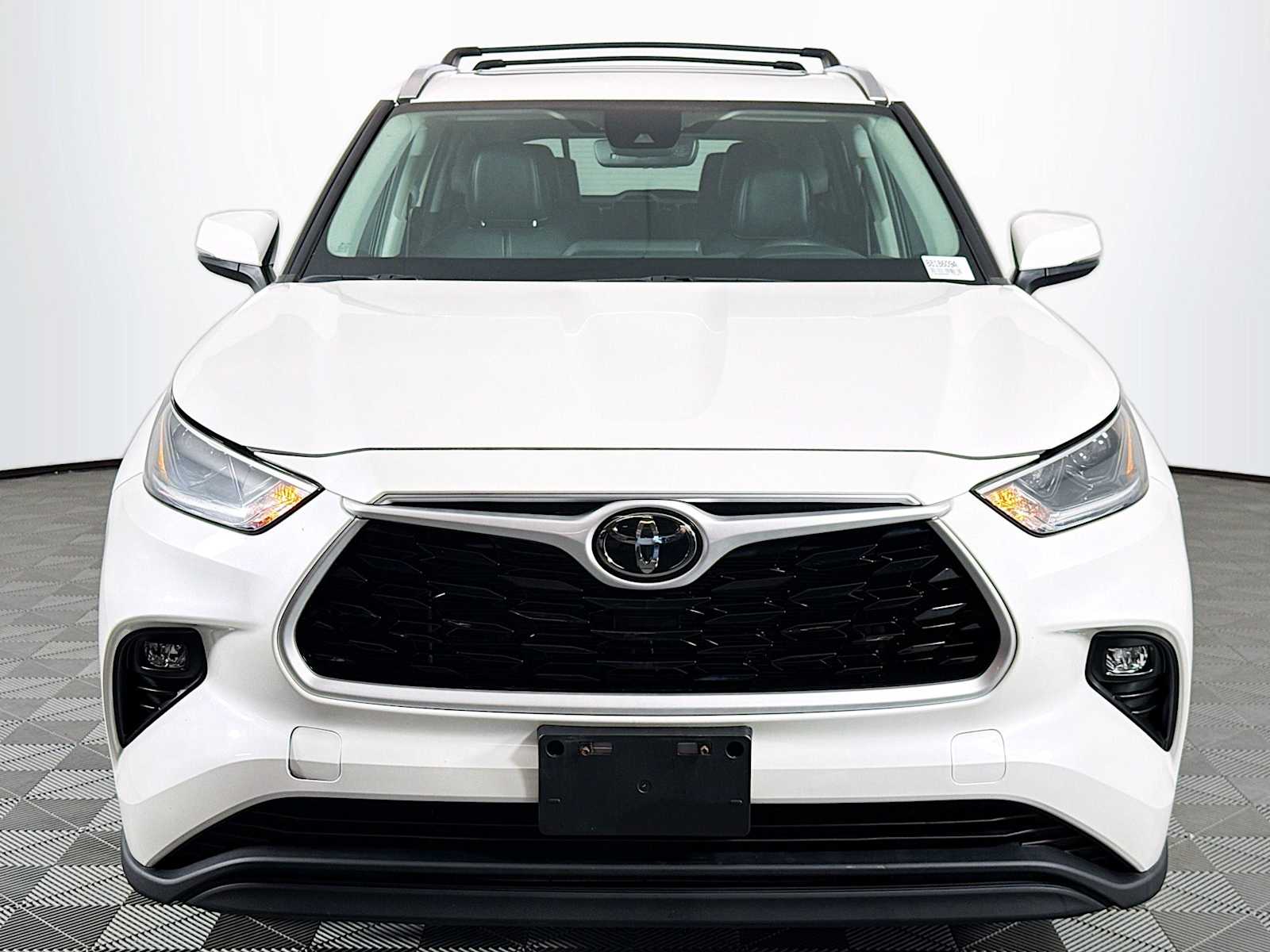 2021 Toyota Highlander XLE photo 2