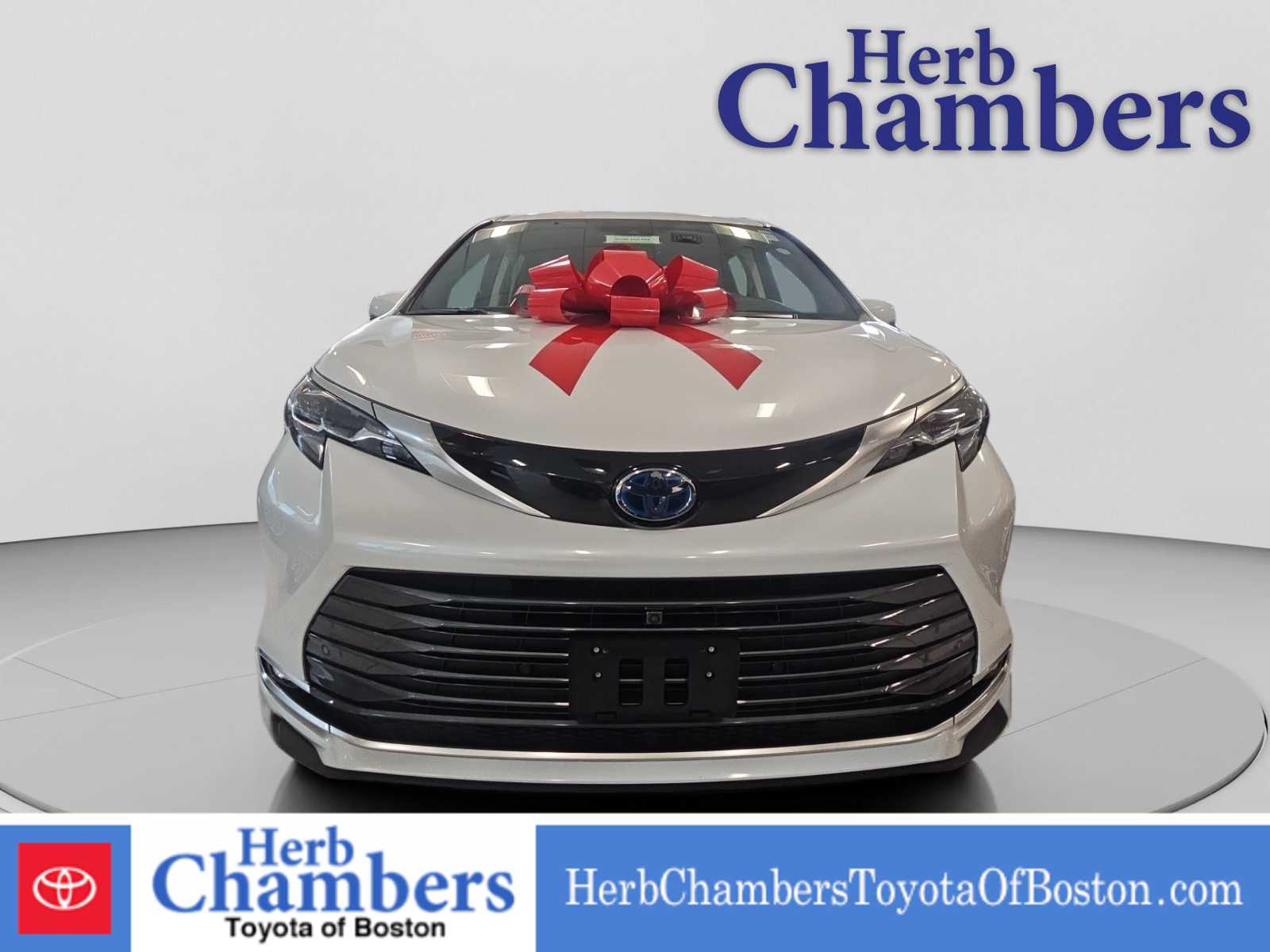 2024 Toyota Sienna Platinum's photo