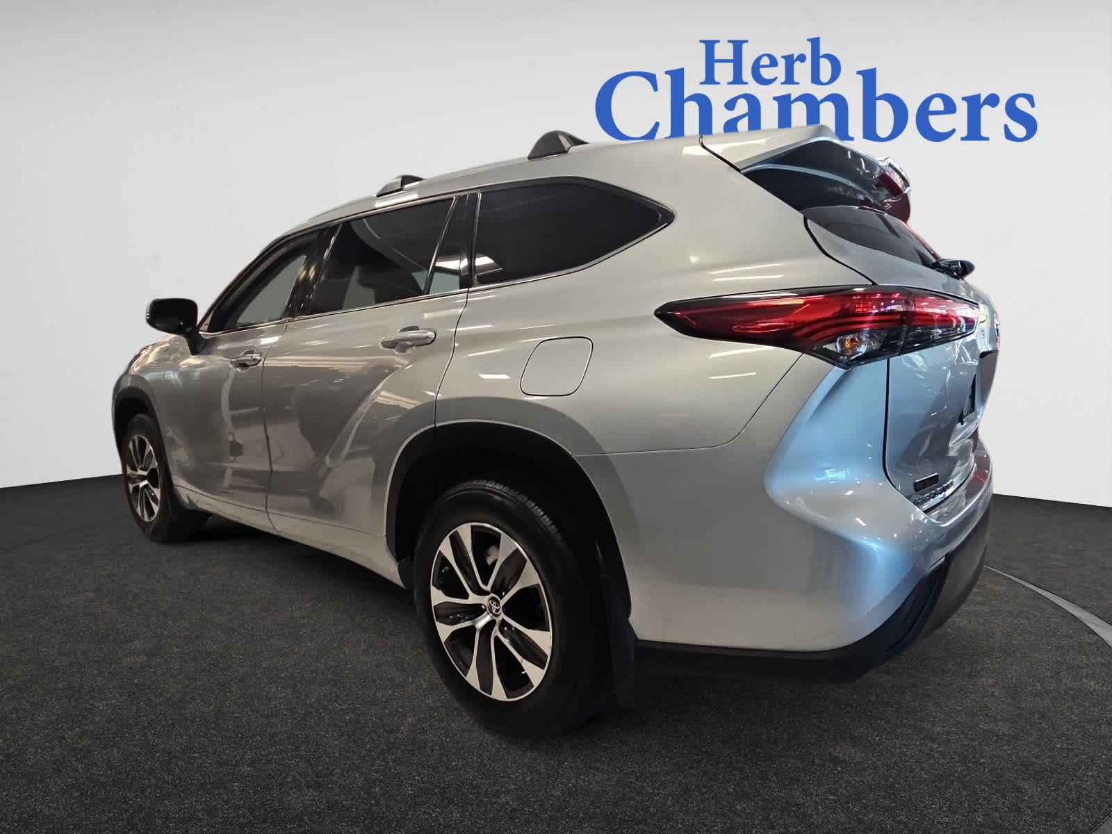 2022 Toyota Highlander XLE photo 3