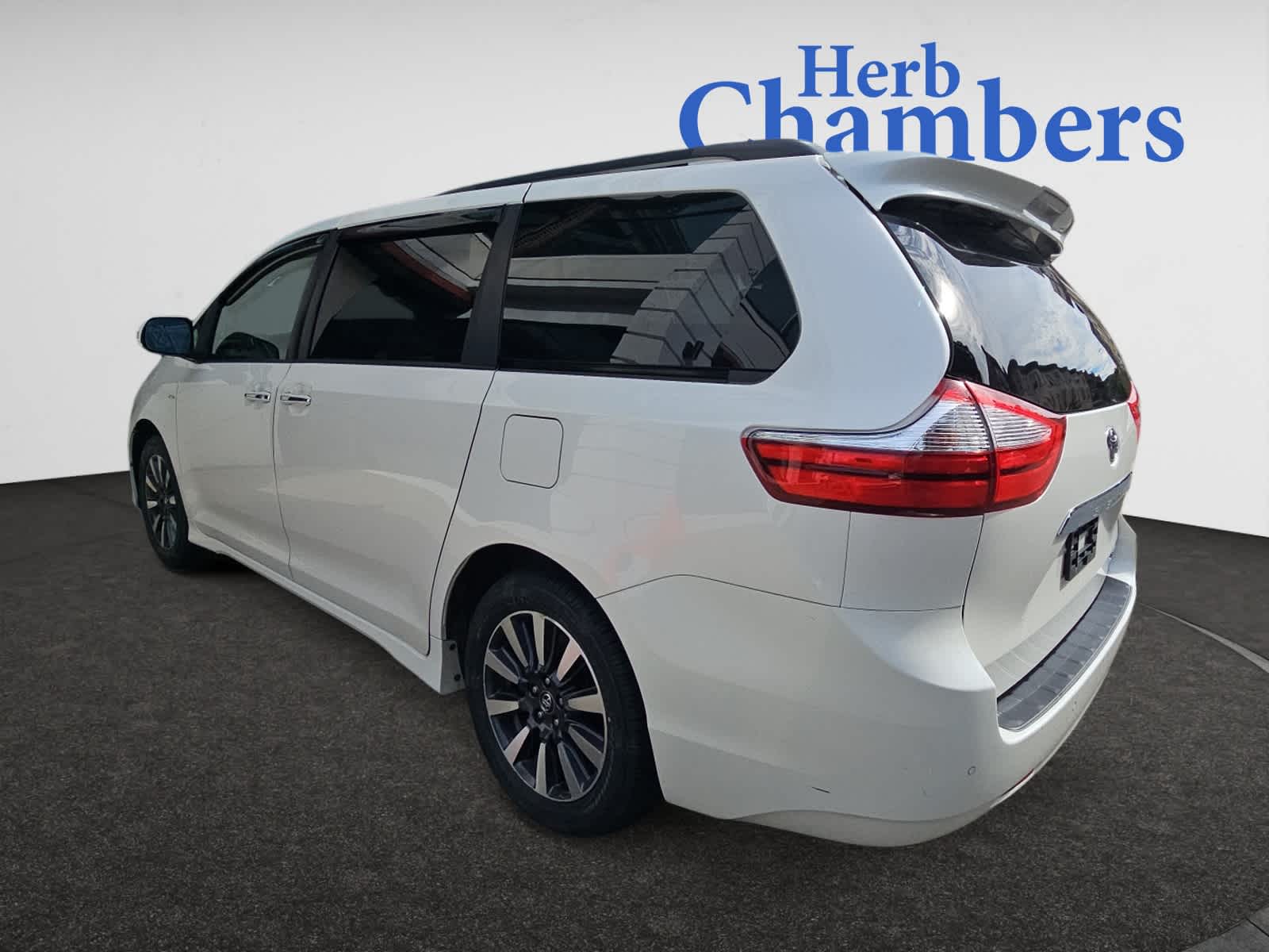 2019 Toyota Sienna Limited Premium photo 3